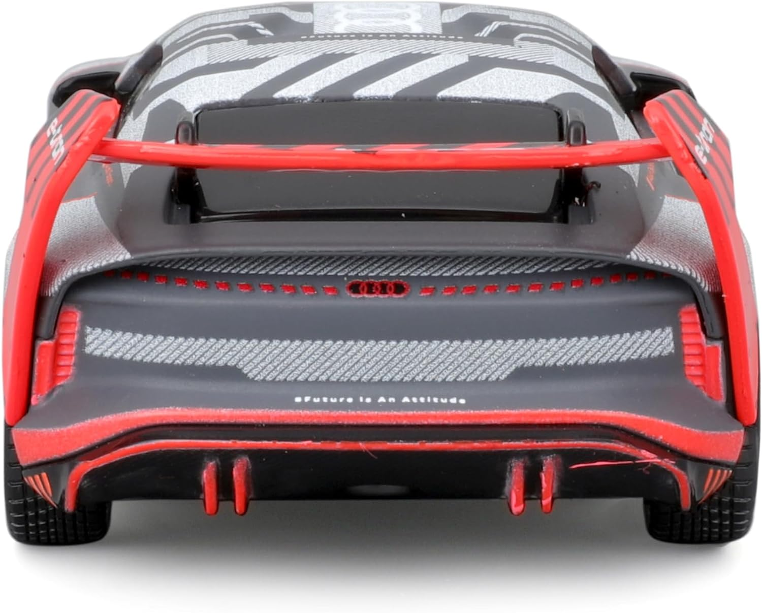 Rückansicht eines Spielzeugautos. Es ist schwarz mit roten Akzenten und einem Spoiler. Das Auto hat ein futuristisches Design. Der Hintergrund ist weiß.