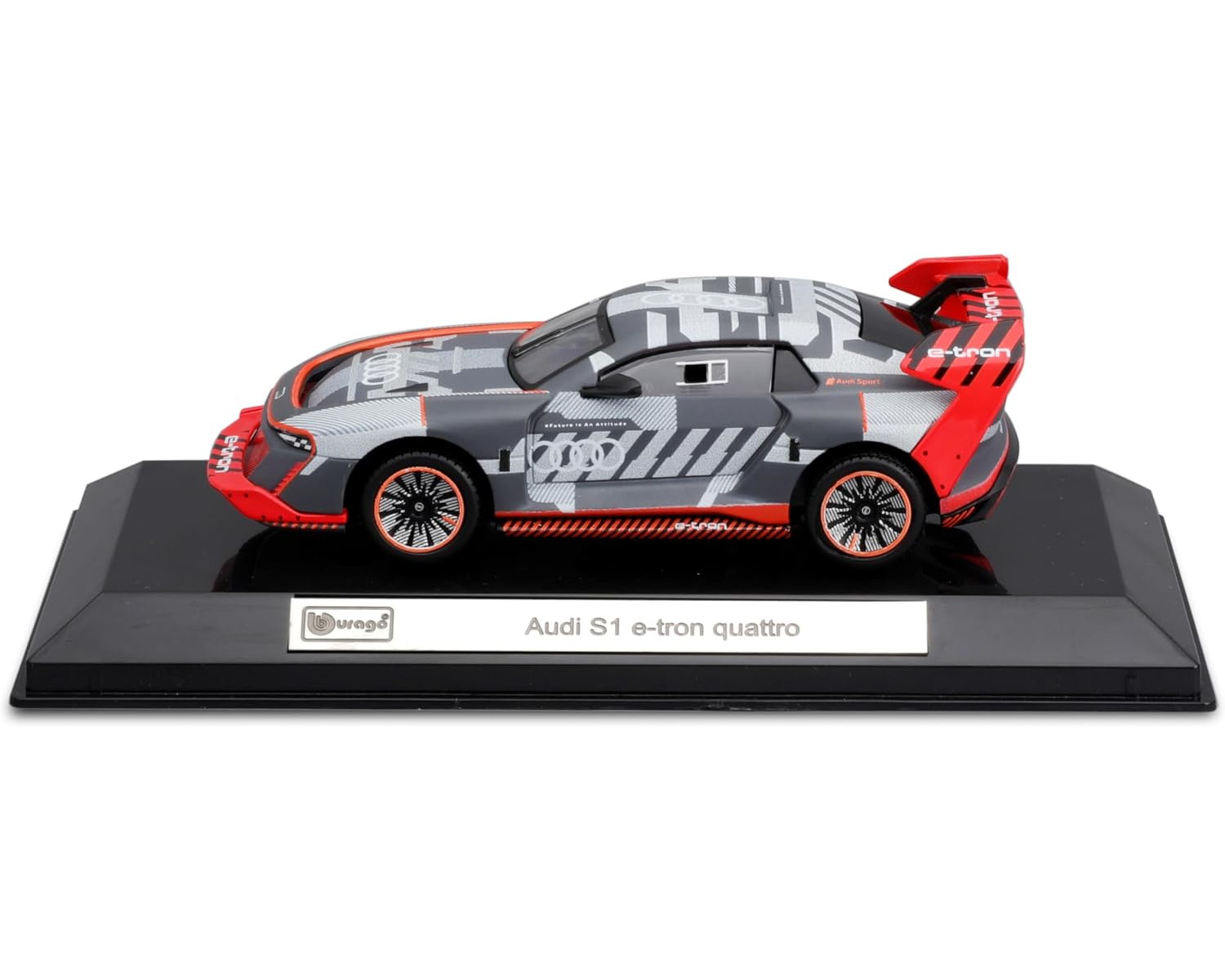 Ein graues und rotes Audi S1 e-tron quattro Modellauto steht auf einer schwarzen Basis. Das Auto hat Renndetails und e-tron-Marken.