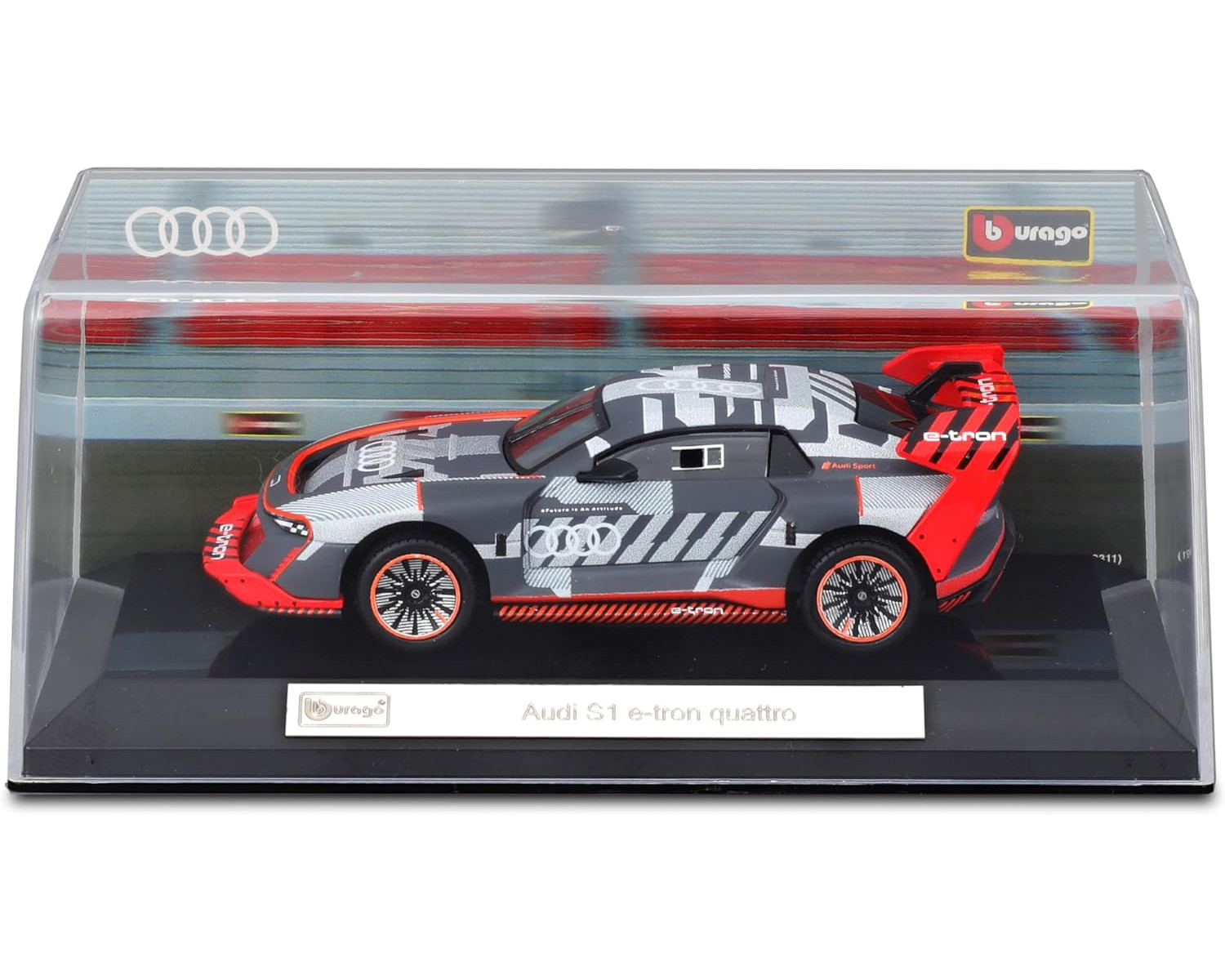 Ein Modell Audi S1 e-tron quattro in einem transparenten Gehäuse. Das Auto ist grau, schwarz, rot und silber. Ein Burago-Logo ist sichtbar.