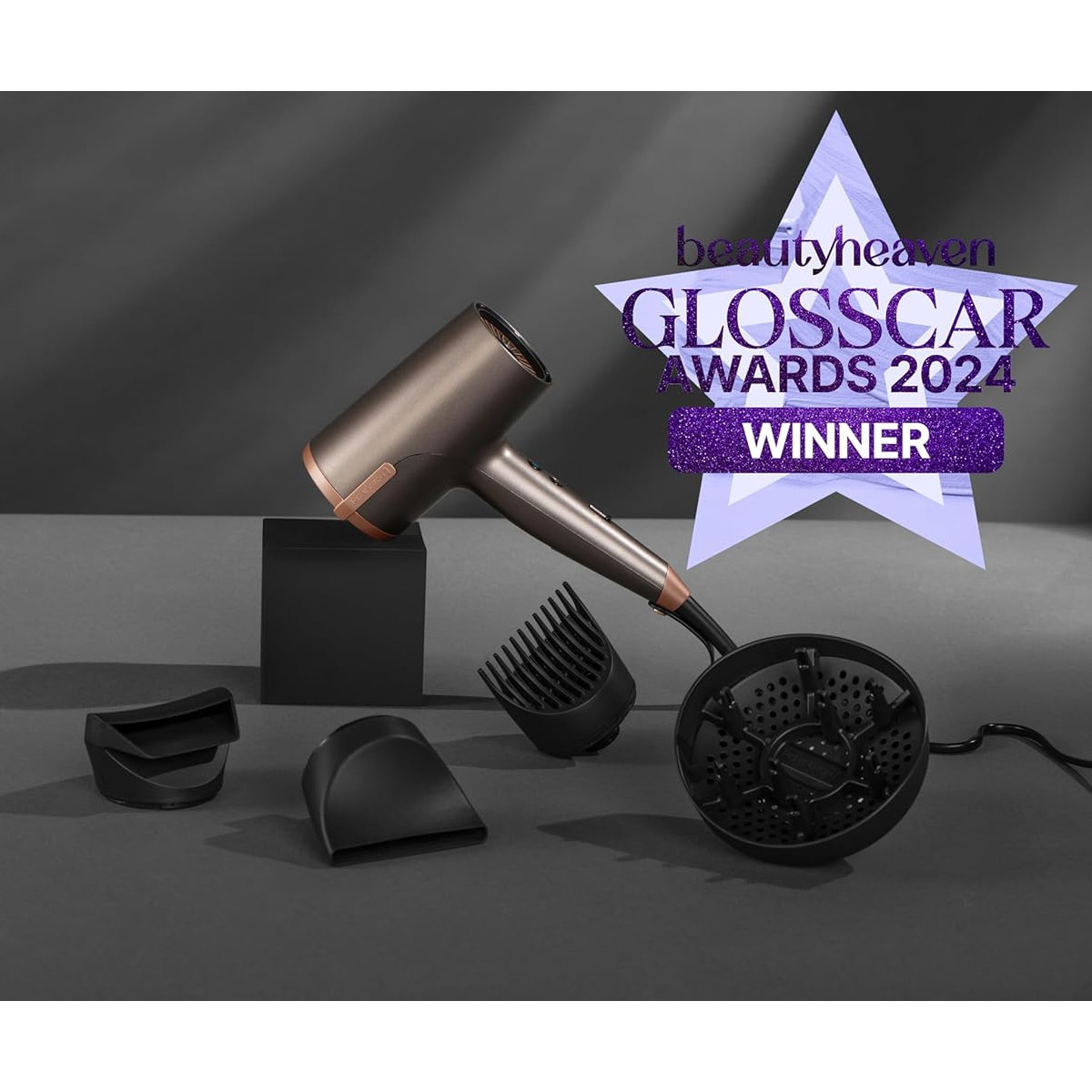 Un asciugacapelli con accessori su una superficie. Un premio a forma di stella con 'GLOSSCAR AWARDS 2024 WINNER'.