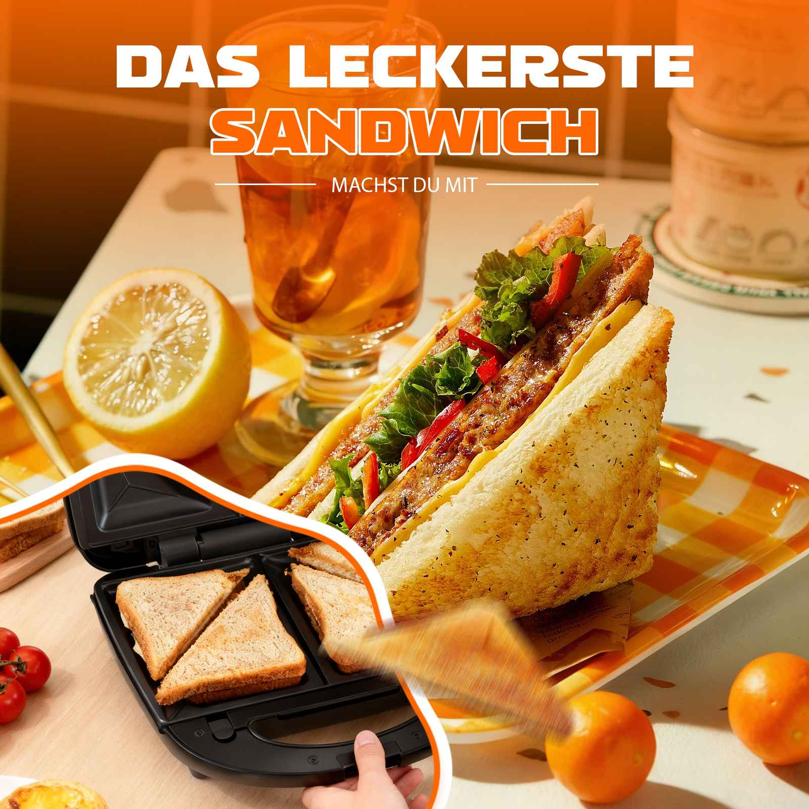 Ein Sandwich liegt auf einem Teller mit Früchten, ein Glas Tee und ein Sandwichmaker. Das Sandwich ist geschnitten.