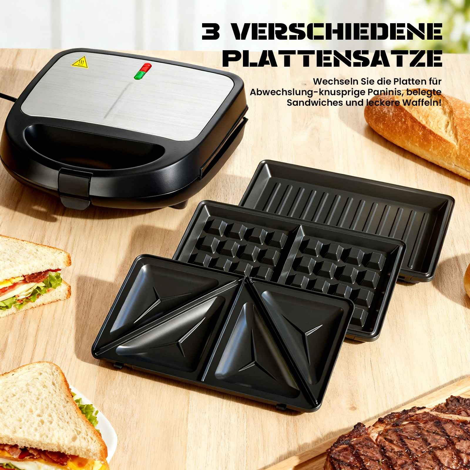 Ein Sandwichmaker mit drei austauschbaren Platten. Zwei Sandwiches und ein Steak liegen auf Holz.