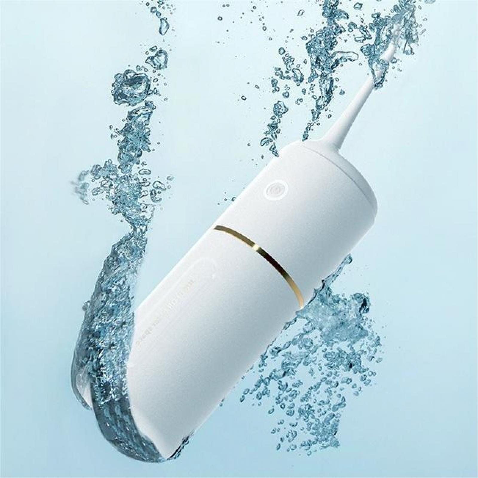Ein weißer Munddusche-Gerät von Wasser umgeben. Wasser fließt um das Gerät herum.