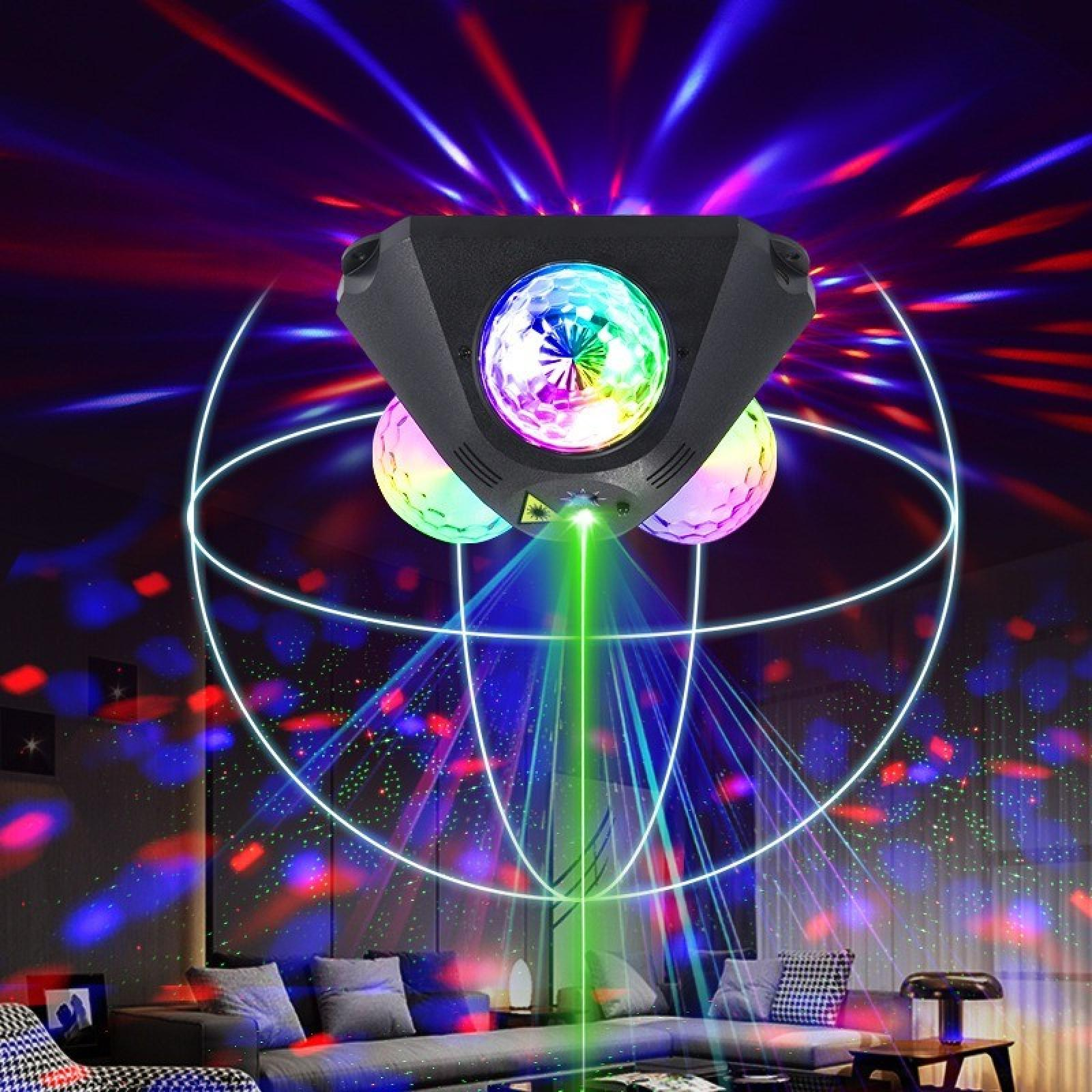 Ein Discokugelprojektor strahlt farbenfrohe Lichter in einem Wohnzimmer aus. Kugellichter und Laserstrahlen erhellen den Raum.