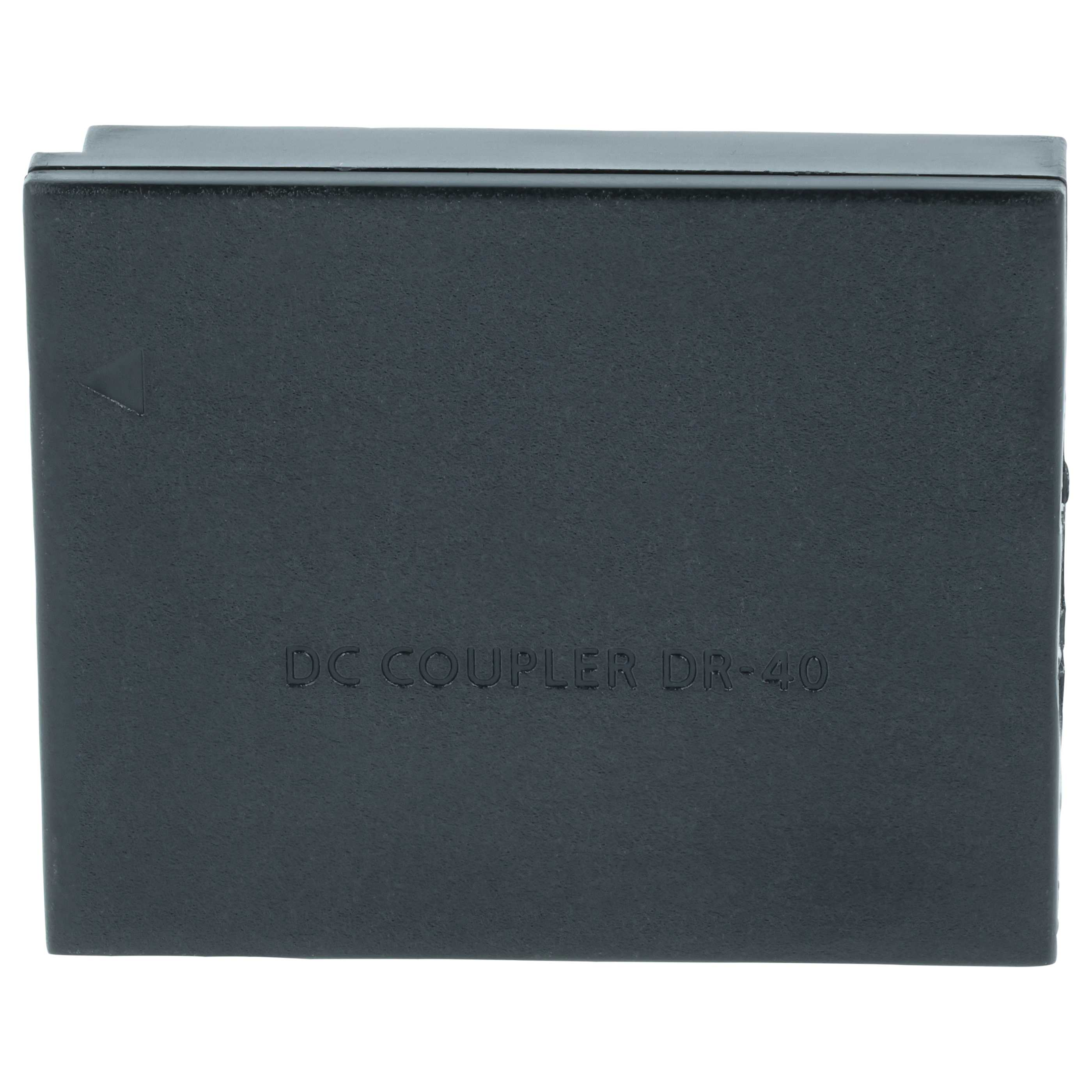 Ein dunkelgrauer DC COUPLER DR-40. Es ist eine rechteckige Box mit leicht strukturierter Oberfläche. Der Hintergrund ist weiß.