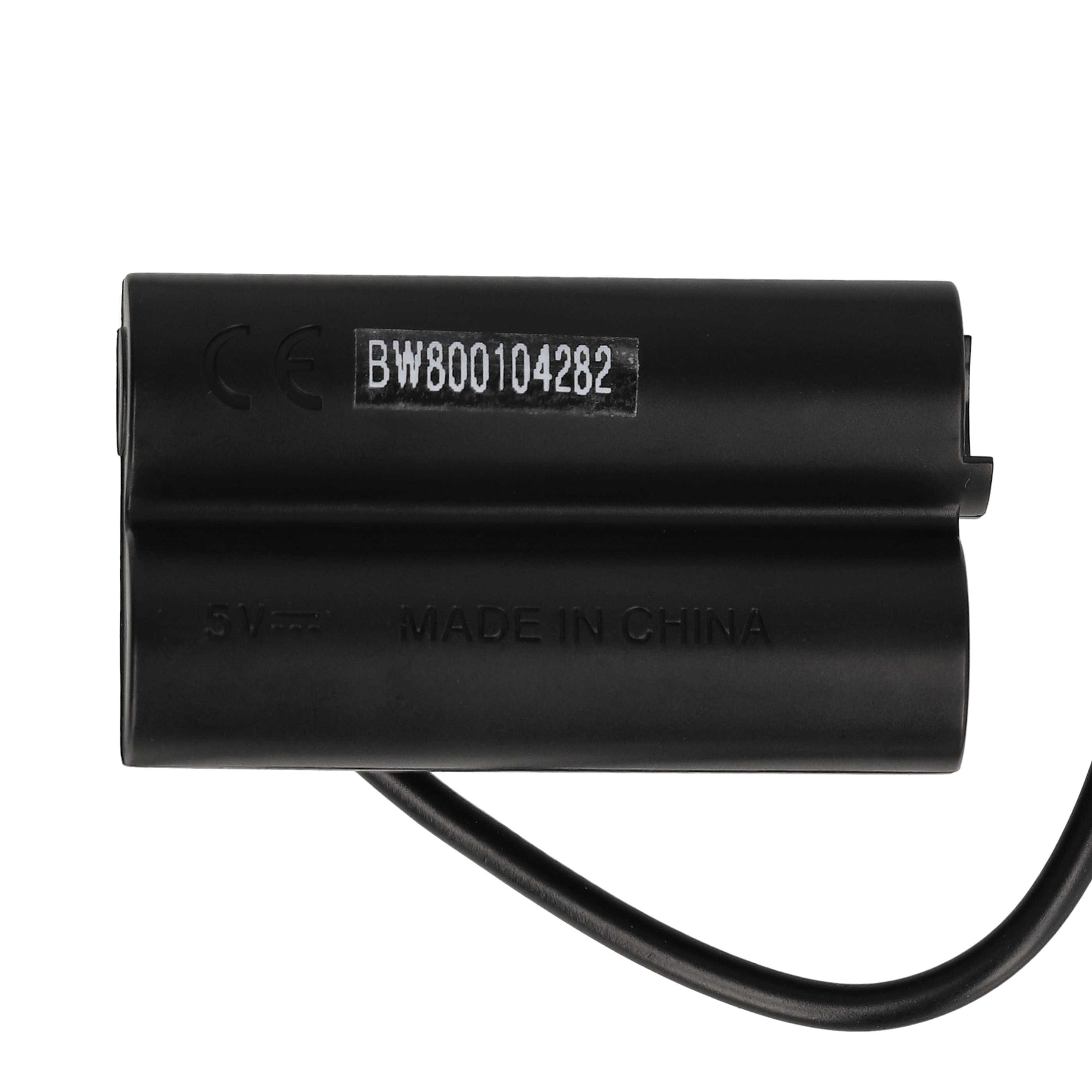 Ein schwarzes Netzteil mit dem Text 'BW800104282' und 'MADE IN CHINA'. Ein schwarzes Kabel ist befestigt.
