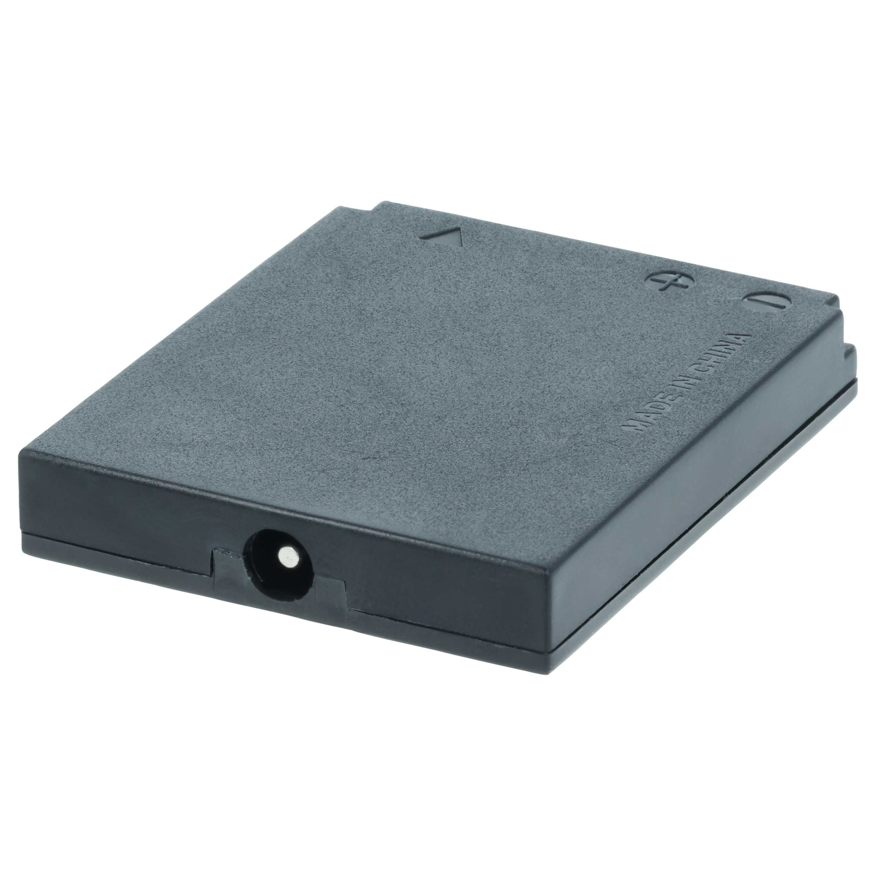 Eine dunkelgraue, rechteckige Plastikbox mit rundem Anschluss und Markierungen oben. Made in China.