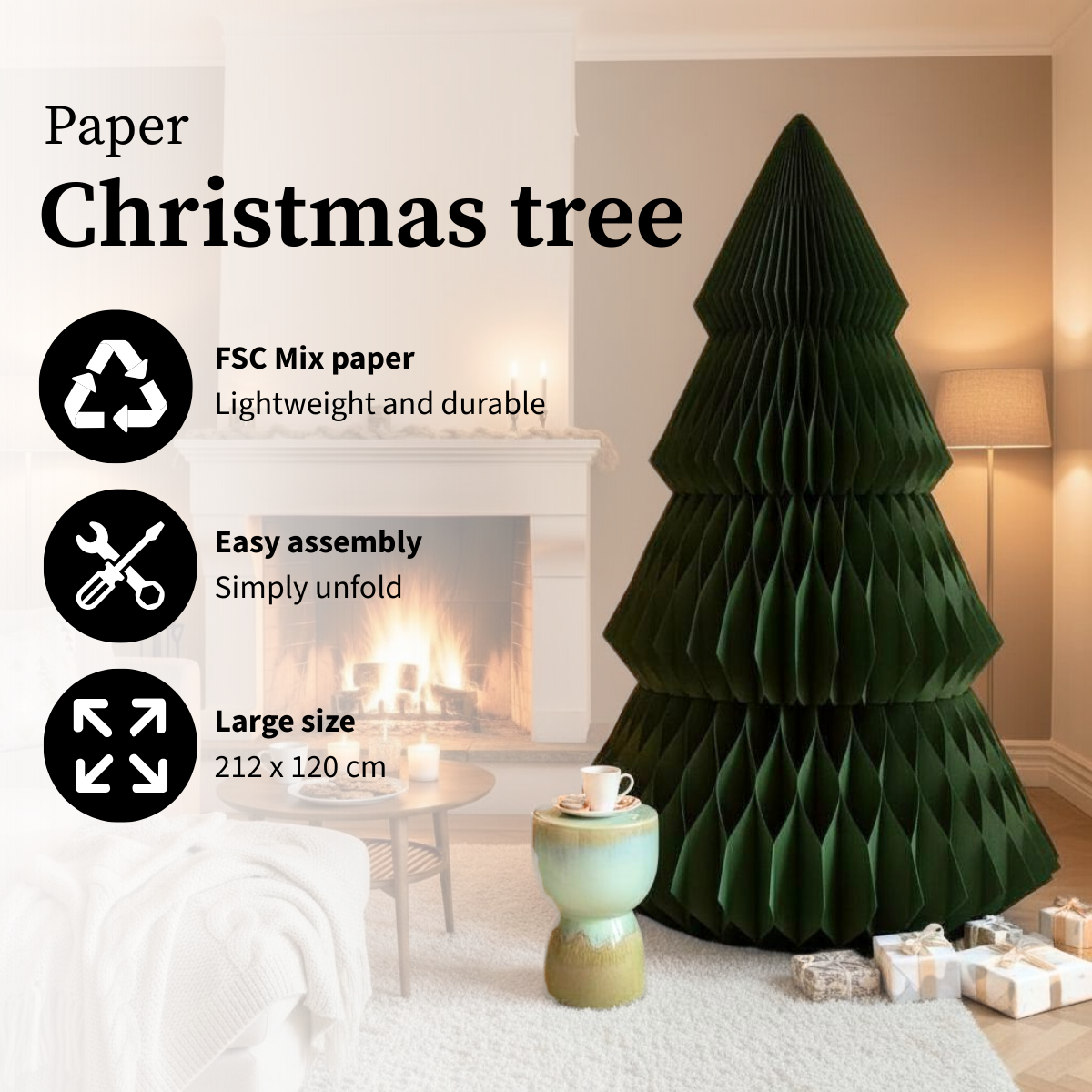 Un sapin de Noël en papier vert se dresse près de cadeaux. Un foyer brille en arrière-plan. Une petite table supporte une tasse.