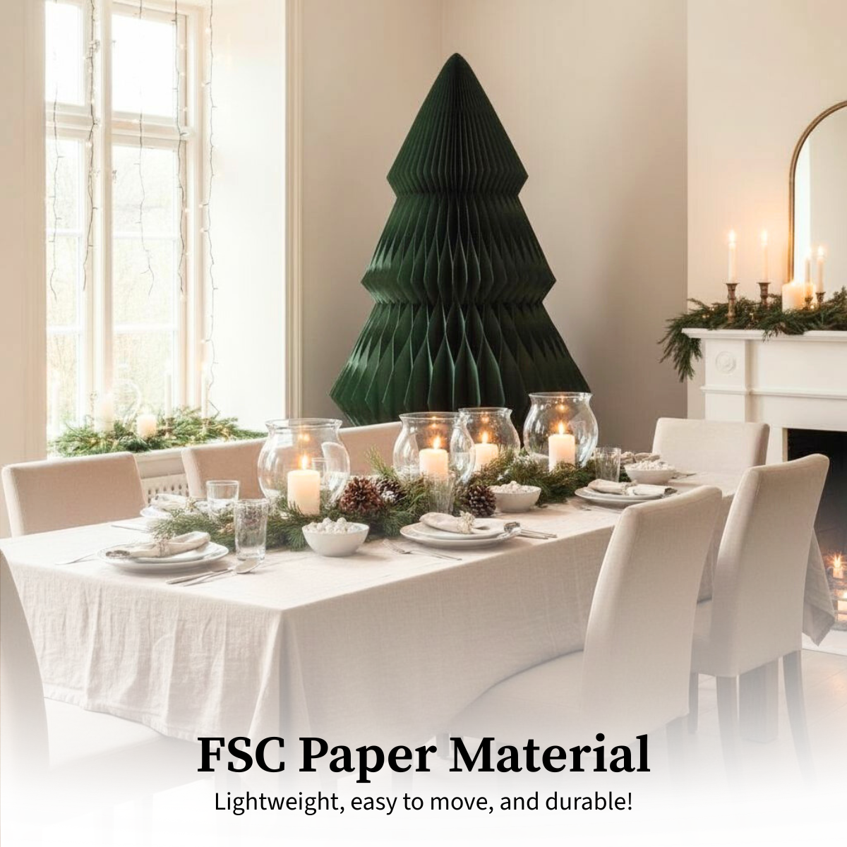 Une table à manger dressée pour un repas de fête. Un arbre en papier vert décore le fond. Des bougies et des pommes de pin ornent la table.
