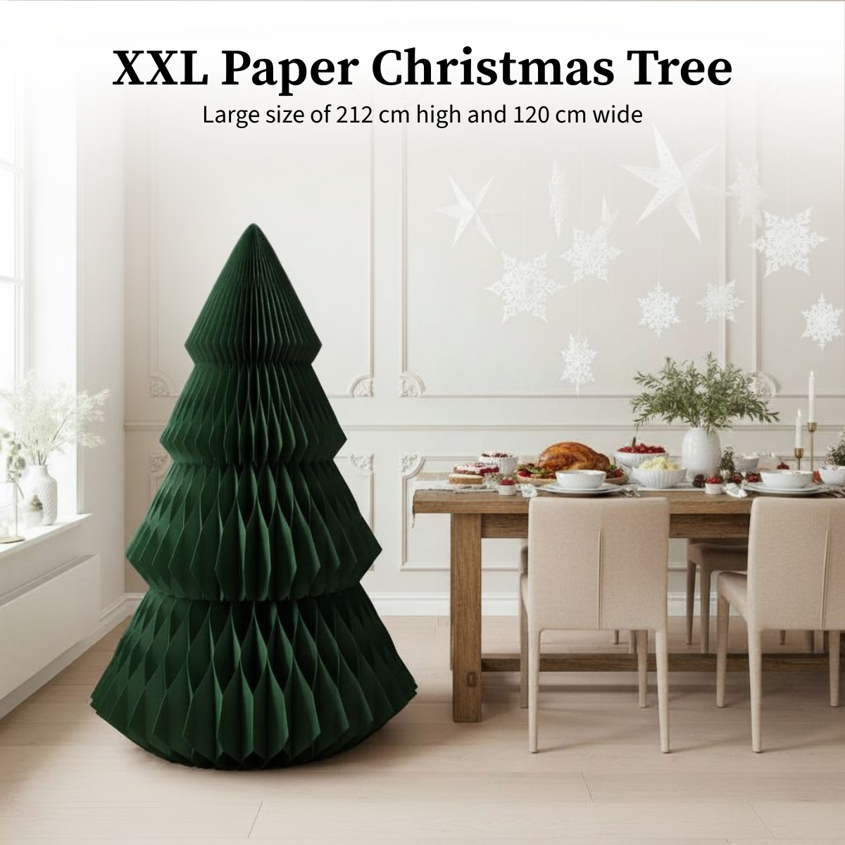 Un grand sapin de Noël en papier vert se dresse près d'une table à manger dressée pour un repas de fête. Des flocons de neige pendent en arrière-plan.