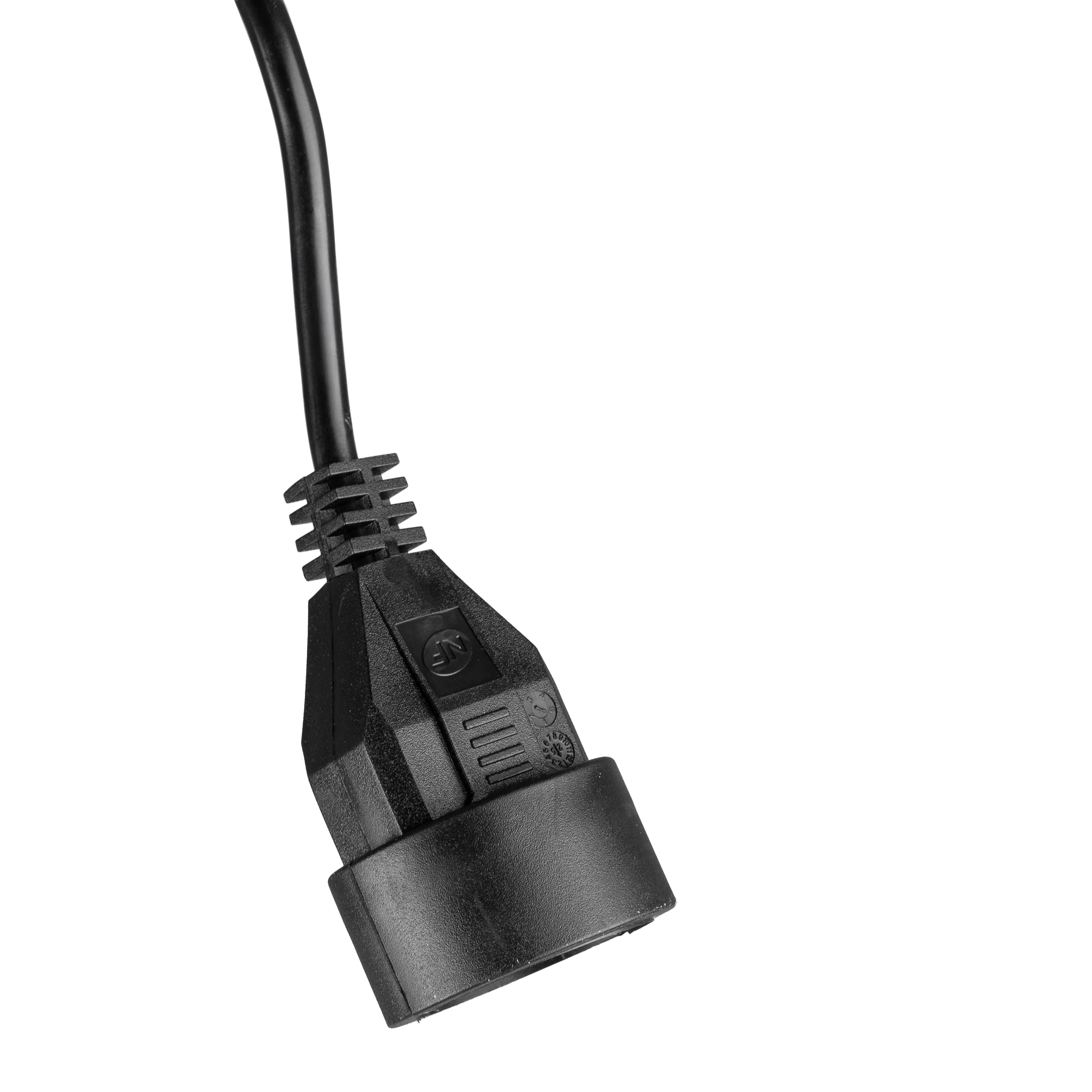 Czarny konektor kabla zasilającego na białym tle. Złącze jest ustawione pod kątem. Kabel jest u góry po lewej.