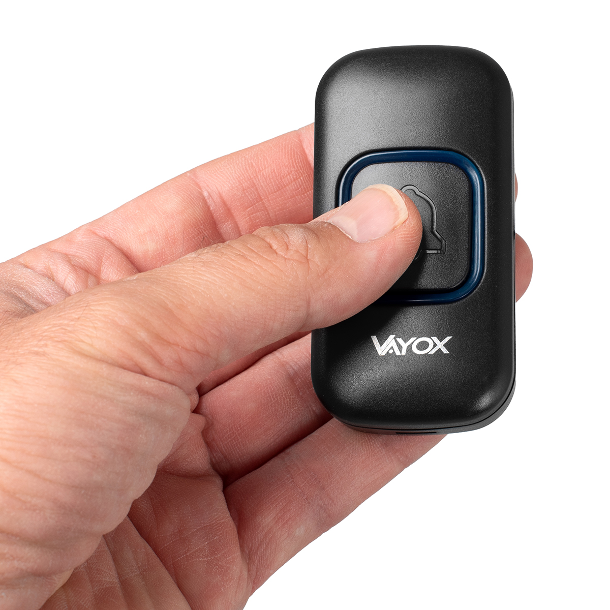 Ręka naciska czarny przycisk dzwonka Vayox. Przycisk jest obrysowany na niebiesko. Tło jest białe.