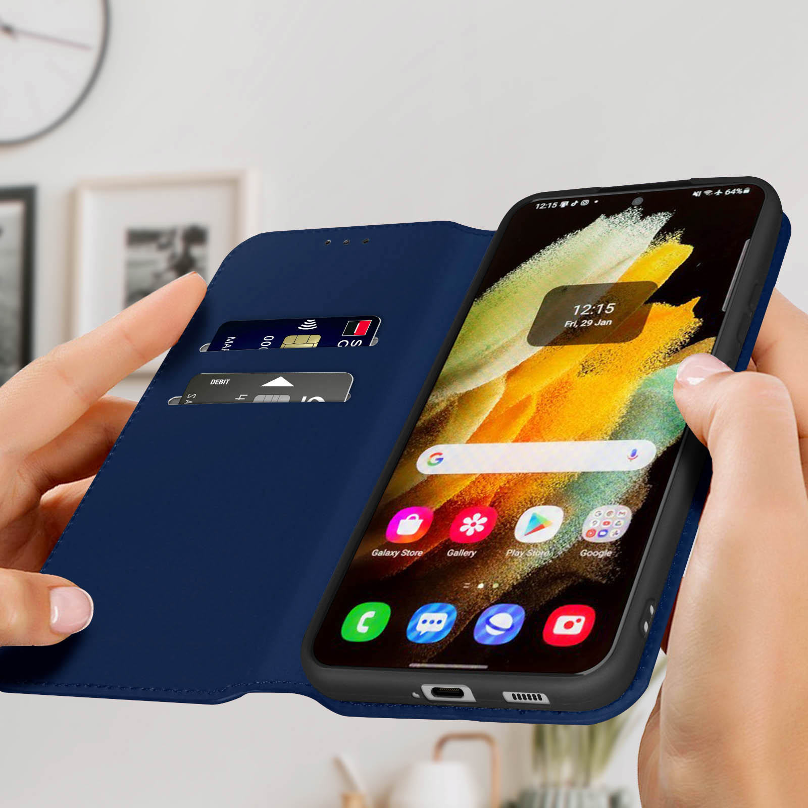 Un téléphone dans un étui bleu affiche l'heure. L'étui contient des cartes. L'arrière-plan présente une horloge et des images.