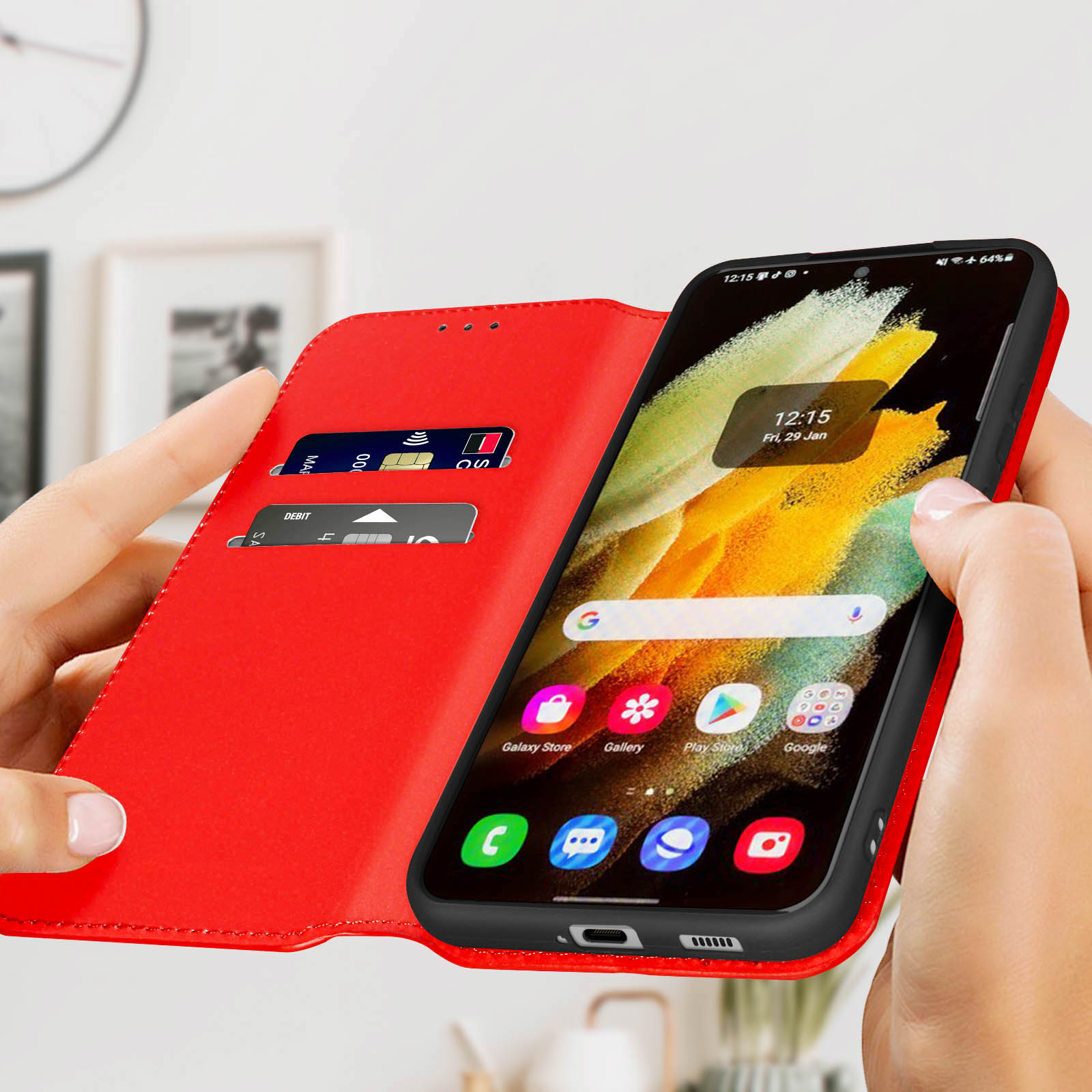 Un étui de téléphone rouge contient un smartphone affichant 12h15, 29 janv. Des cartes sont dans l'étui. Des mains tiennent le téléphone.