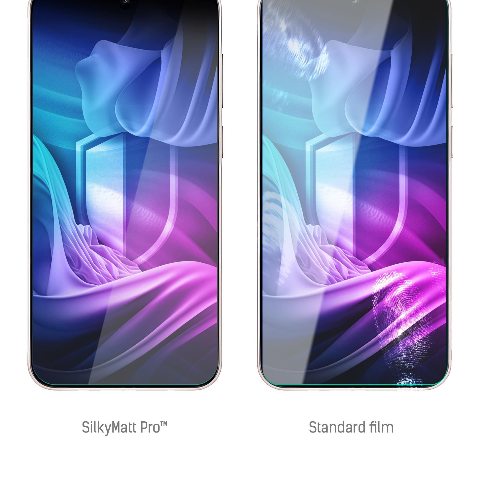 Due telefoni mostrano design astratti. SilkyMatt Pro a sinistra, pellicola standard a destra. Impronta digitale visibile.