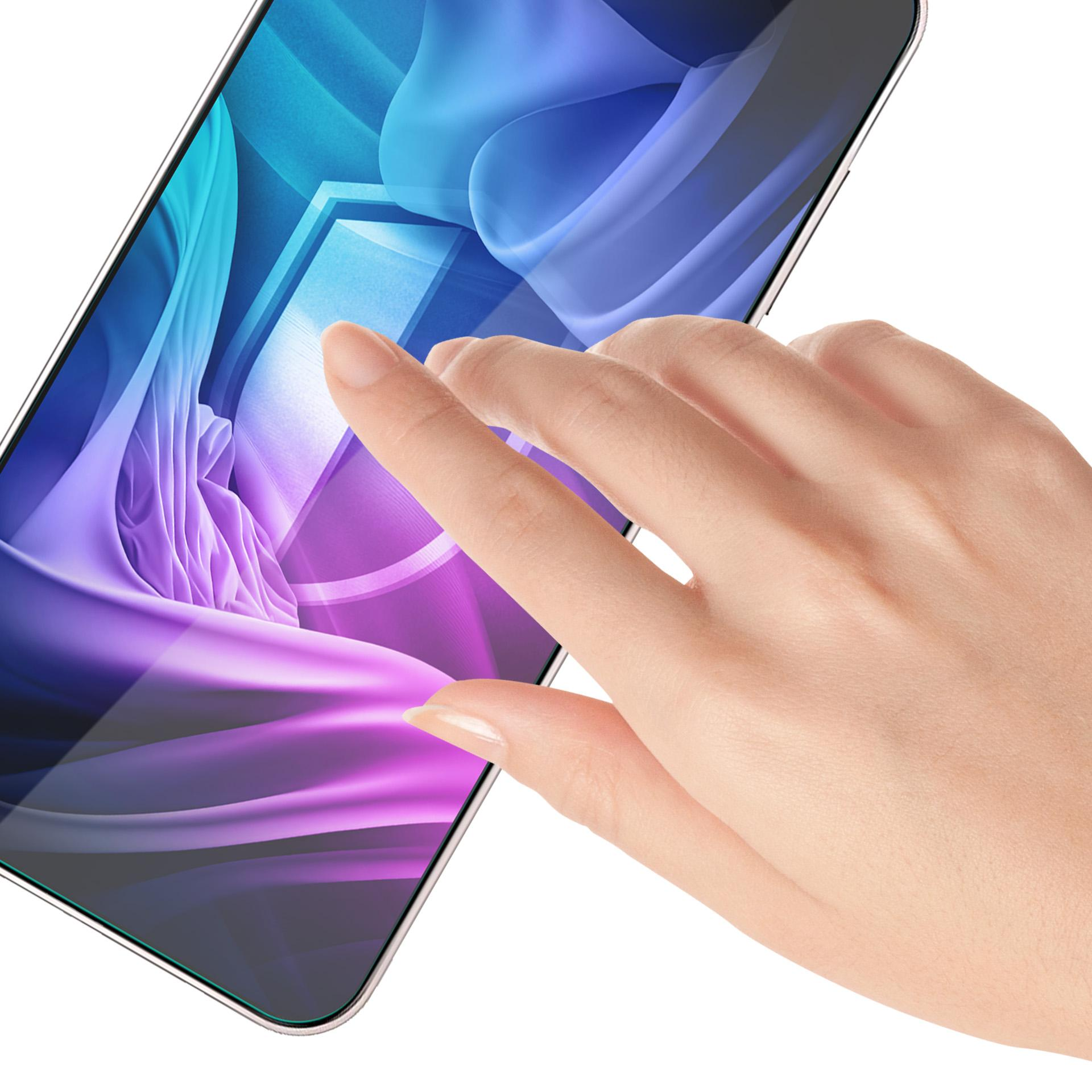 Una mano tocca lo schermo di uno smartphone che mostra un design astratto blu e viola su sfondo bianco.