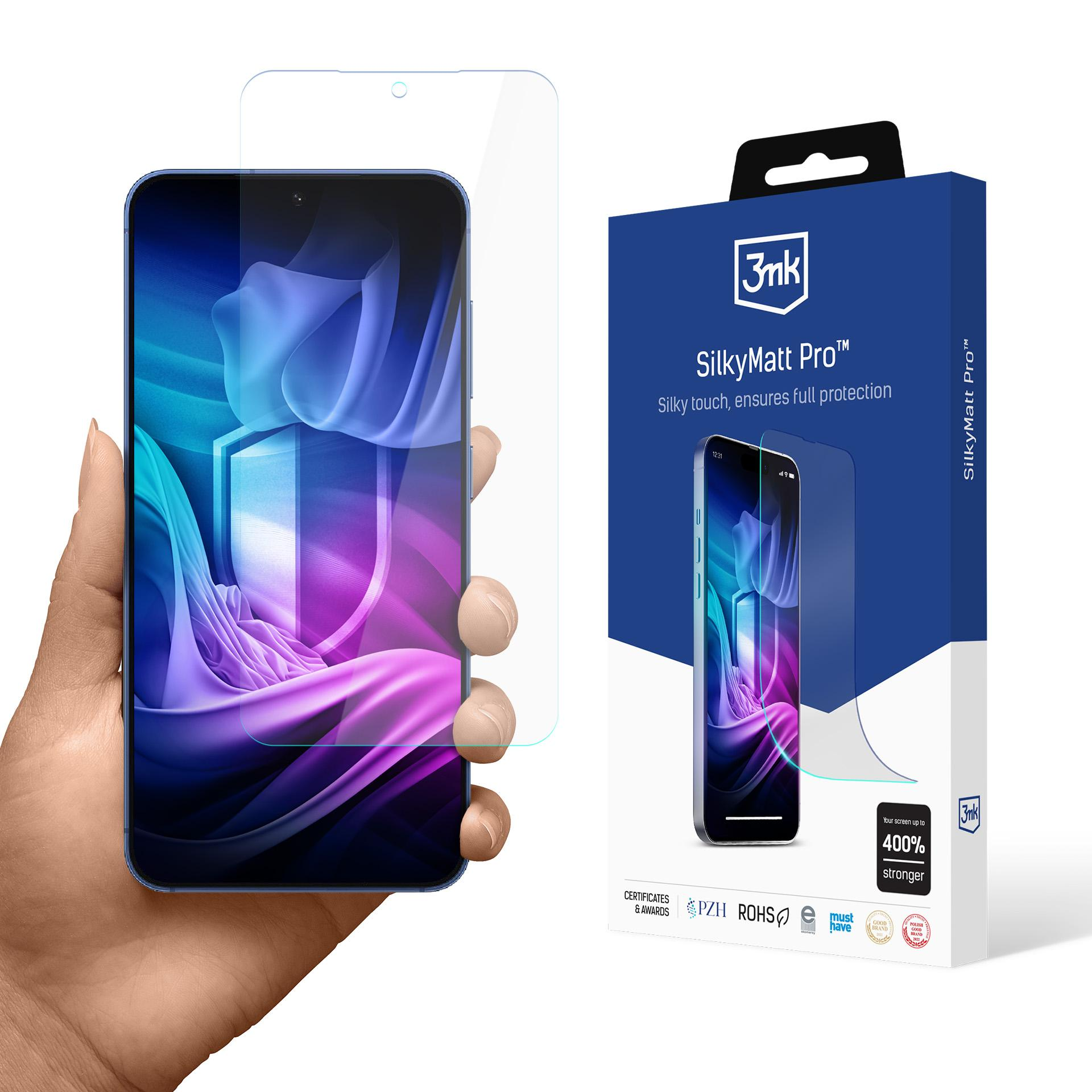 Una mano che tiene un telefono con una protezione per lo schermo accanto a una scatola. La scatola ha il nome del prodotto e lo schermo del telefono è acceso.