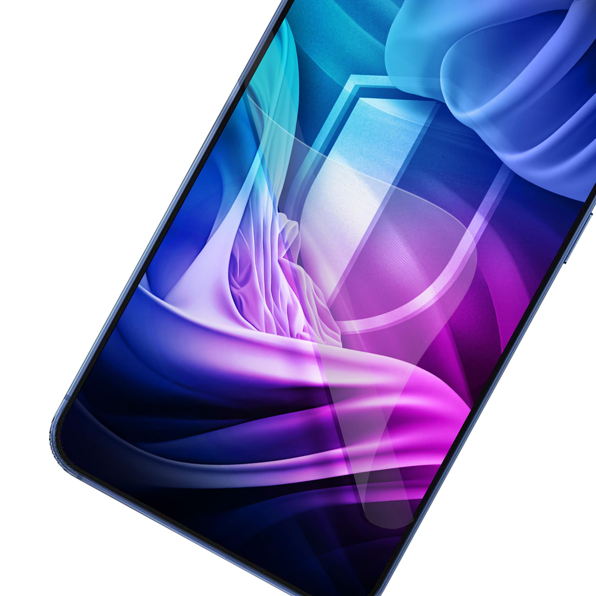 Uno smartphone blu con uno schermo che mostra un design astratto vorticoso e colorato in viola, blu e bianco.