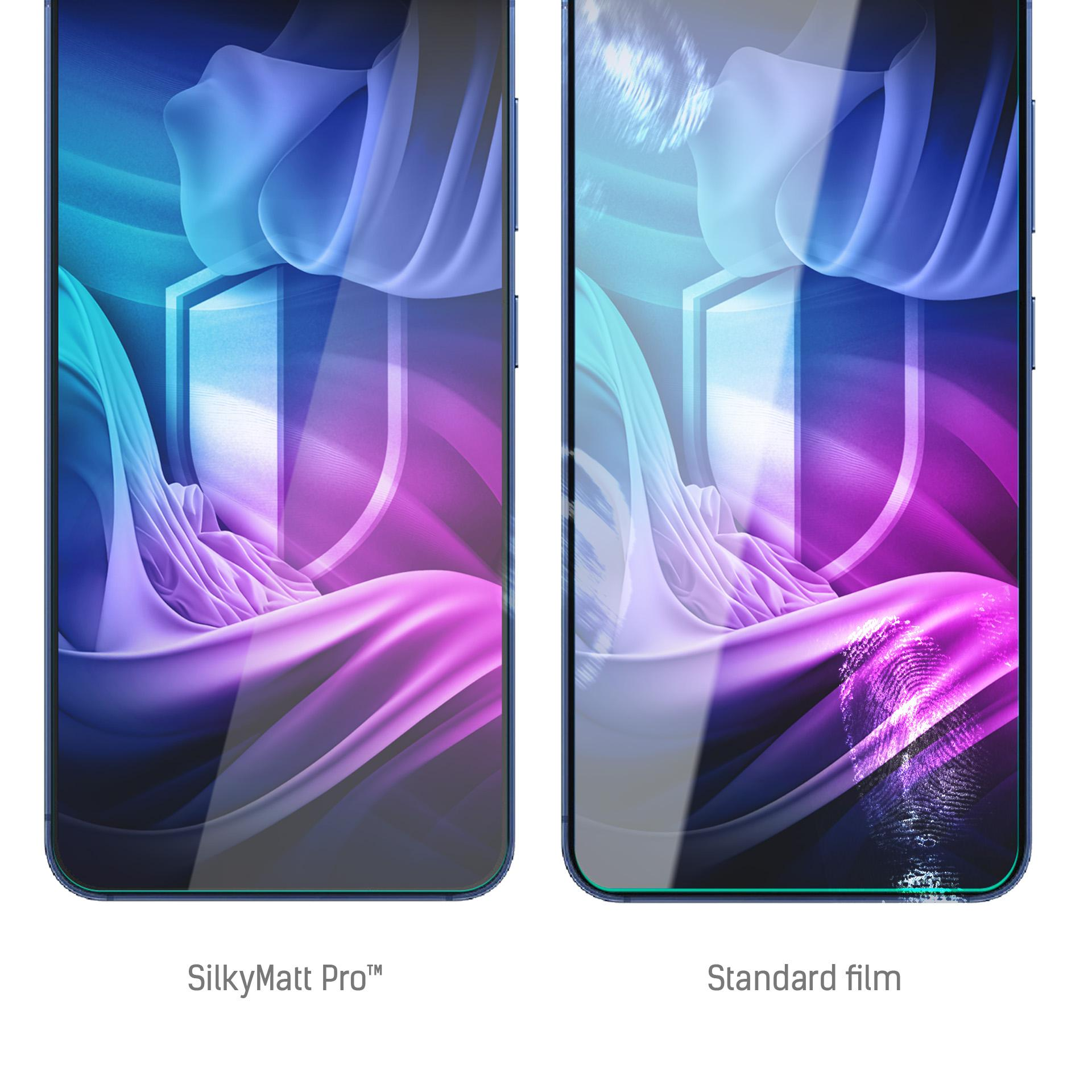 Due telefoni affiancati, ciascuno con protezioni schermo. Uno è SilkyMatt Pro, l'altro è standard.