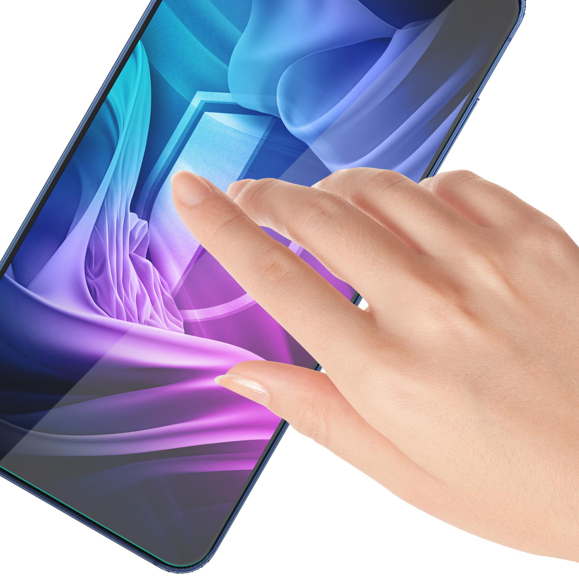 Una mano tocca lo schermo di un telefono. Lo schermo mostra un design astratto blu e viola. Lo sfondo è bianco.