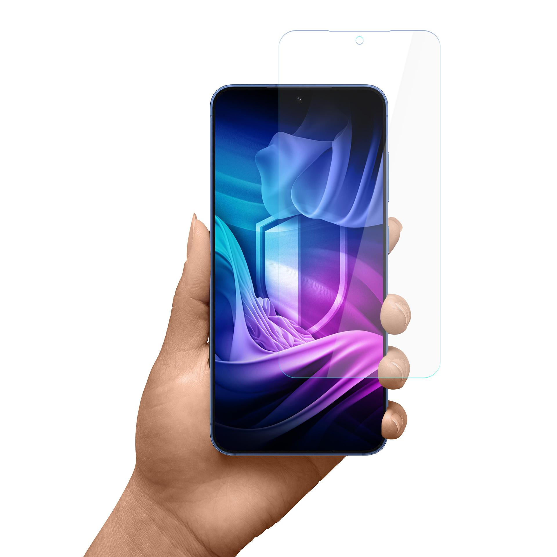 Una mano che tiene un telefono blu con una protezione per lo schermo. Lo schermo ha un design viola e blu con uno scudo.