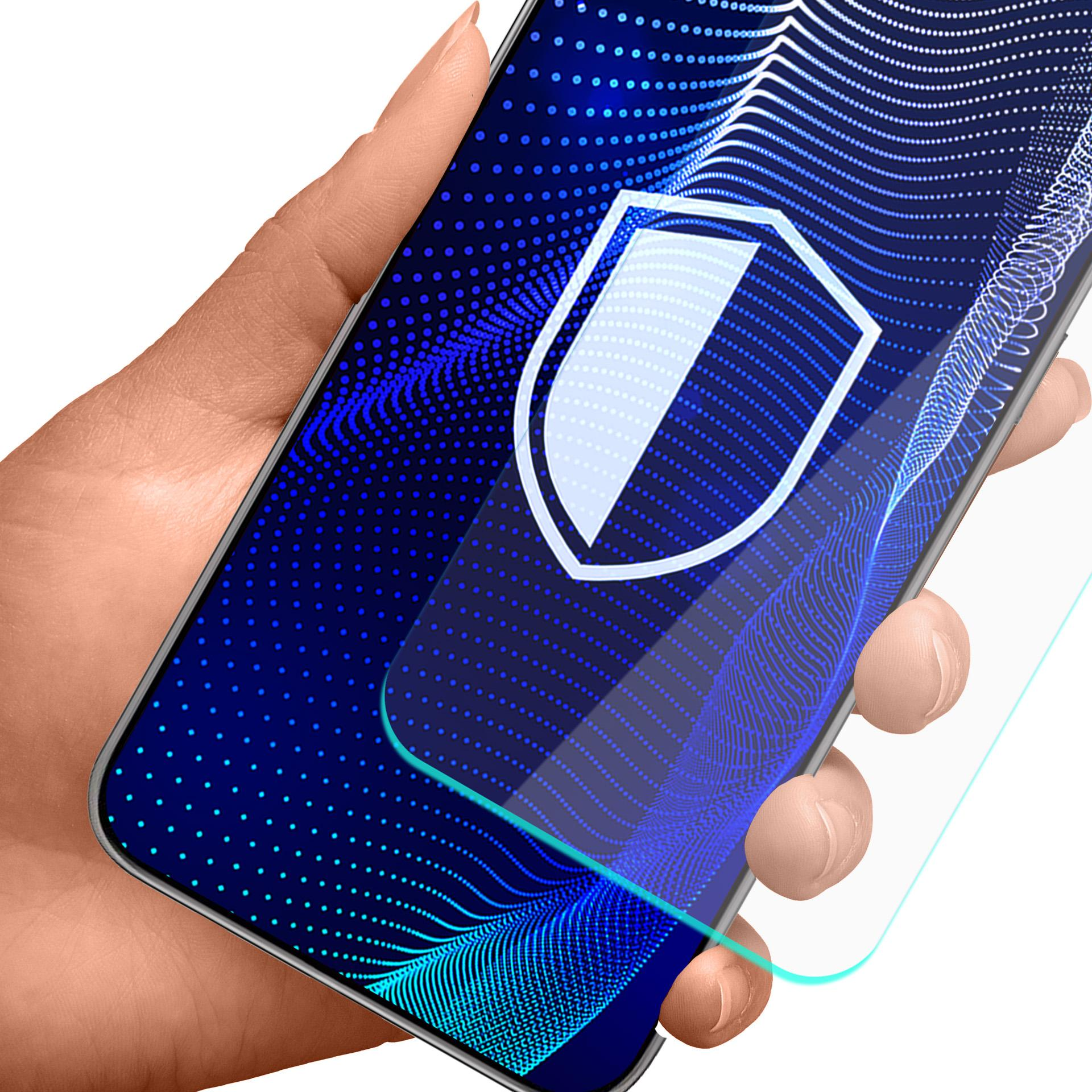 Mano sosteniendo un teléfono inteligente con un icono de escudo de seguridad en la pantalla, fondo digital azul.