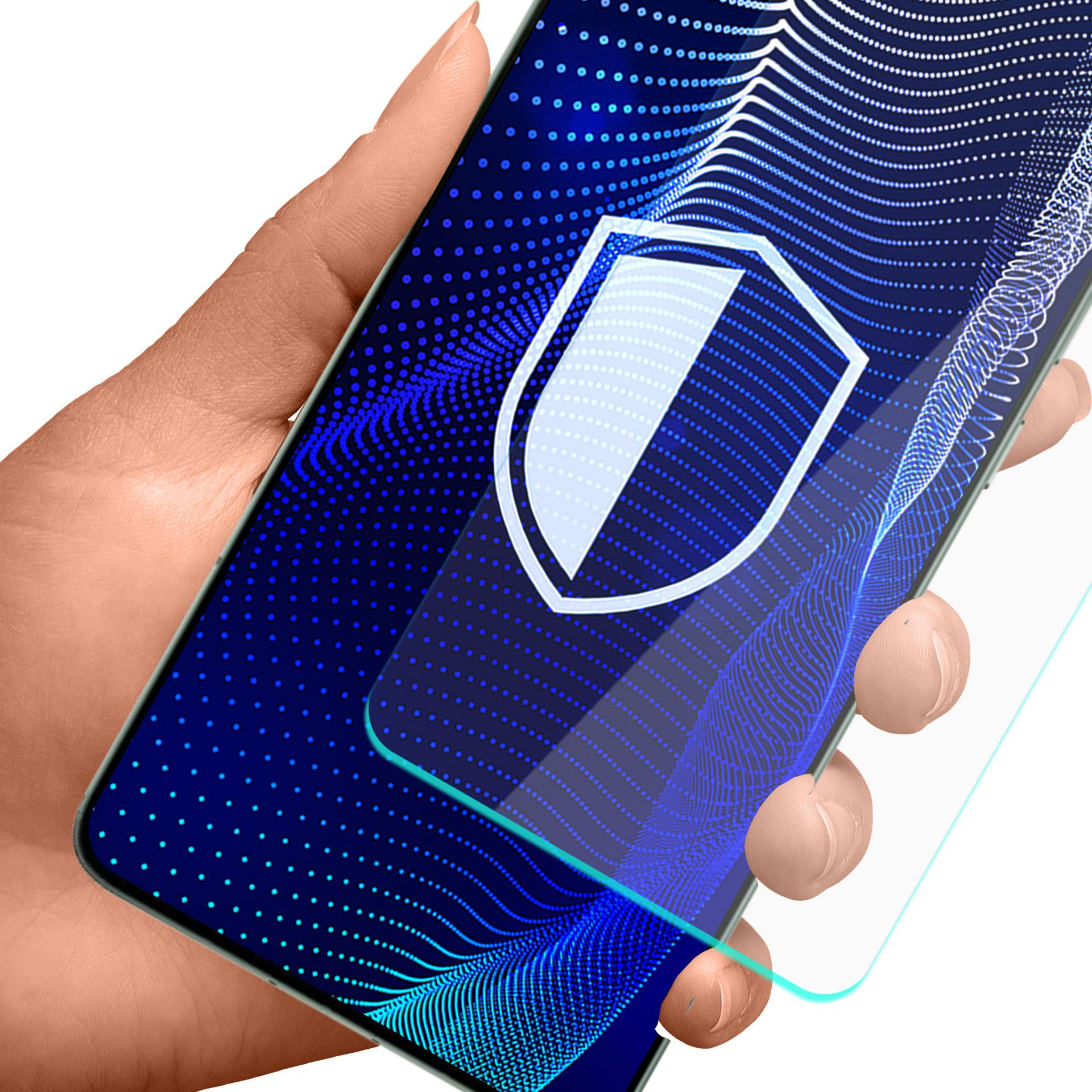 Mano che tiene un telefono con un grafico a scudo sullo schermo, linee ondulate blu e una protezione per lo schermo.