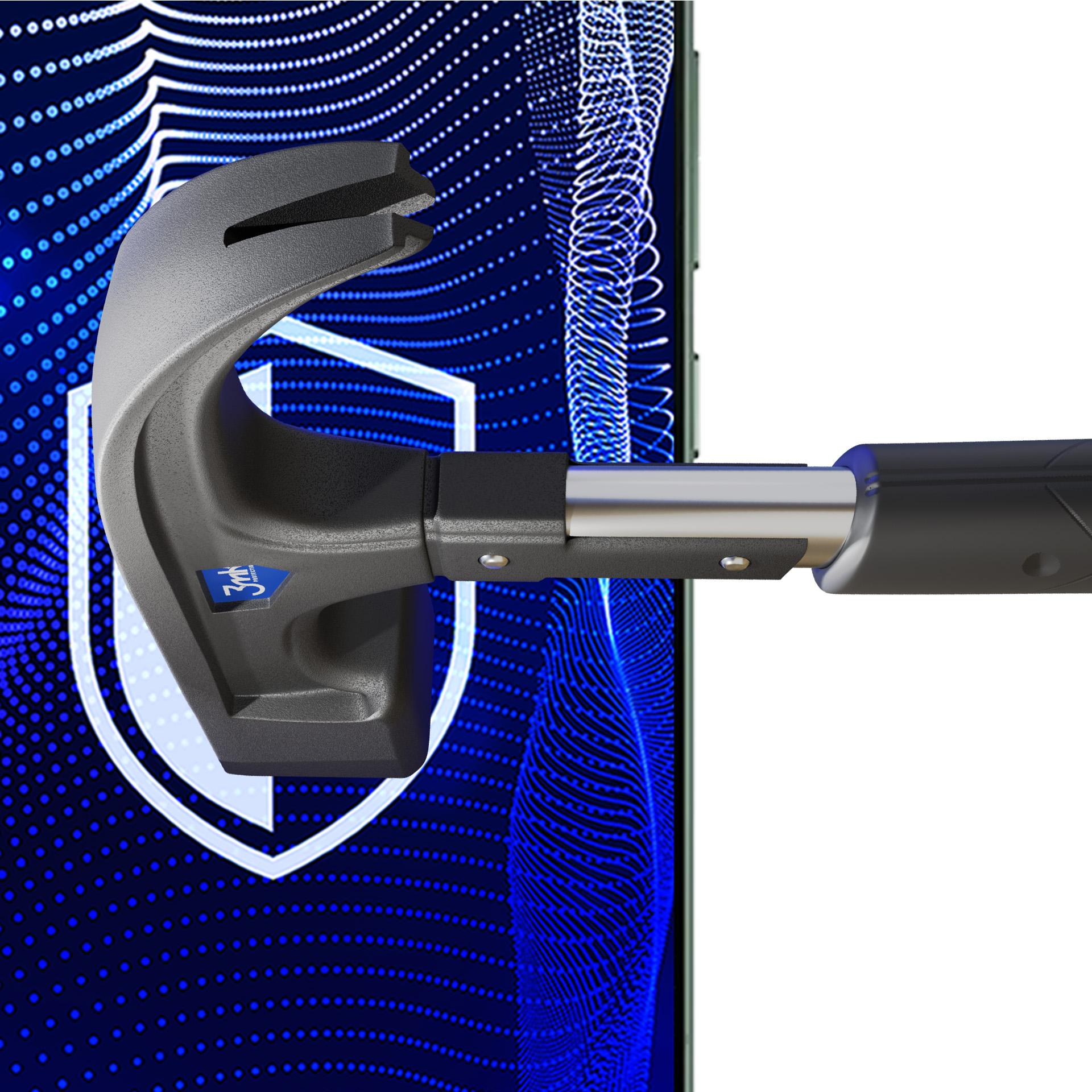 Un martello grigio con manico nero sfonda uno scudo digitale blu su sfondo bianco.