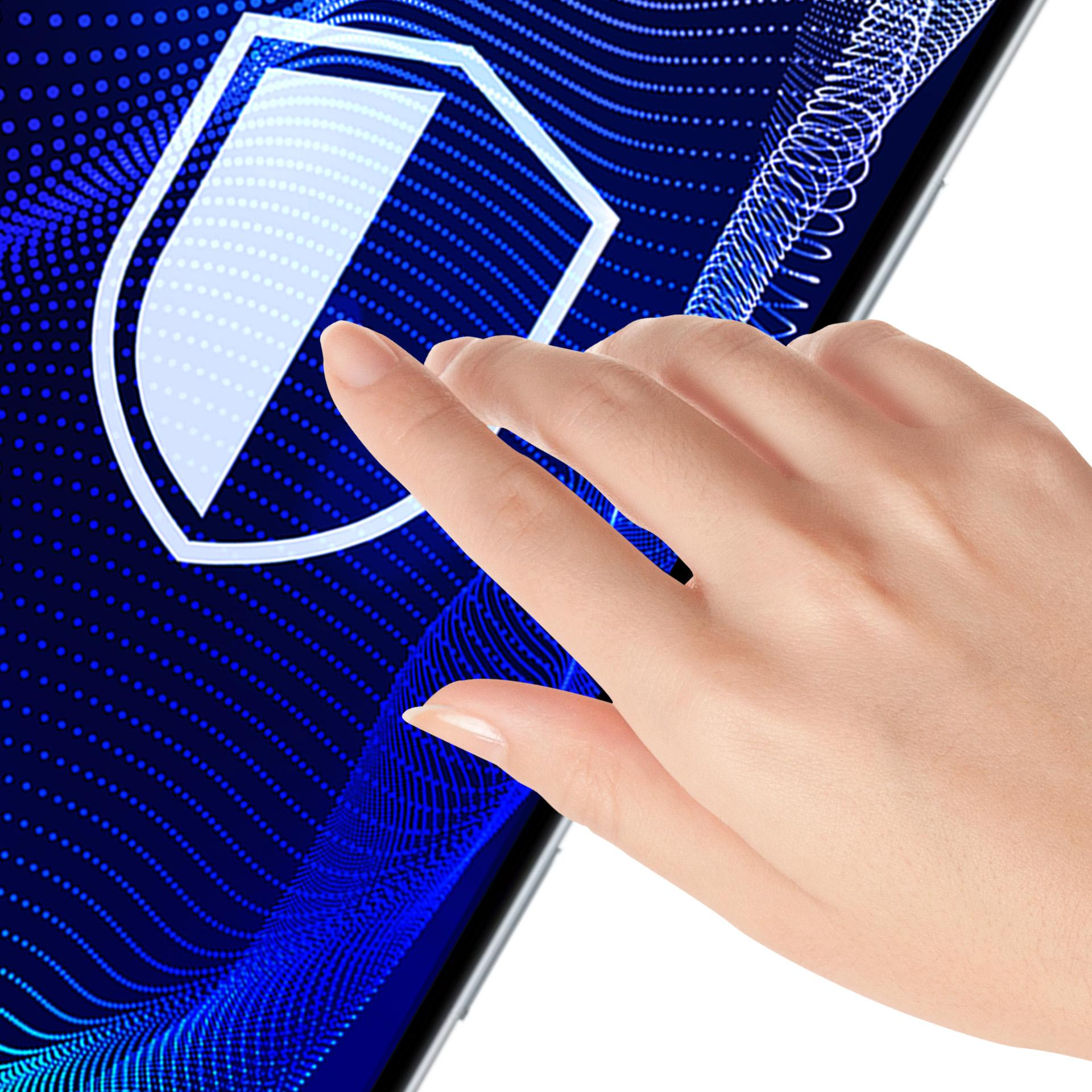 Ręka dotyka ekranu tabletu. Na ekranie znajduje się ikona tarczy z niebieskim, kropkowanym tłem.