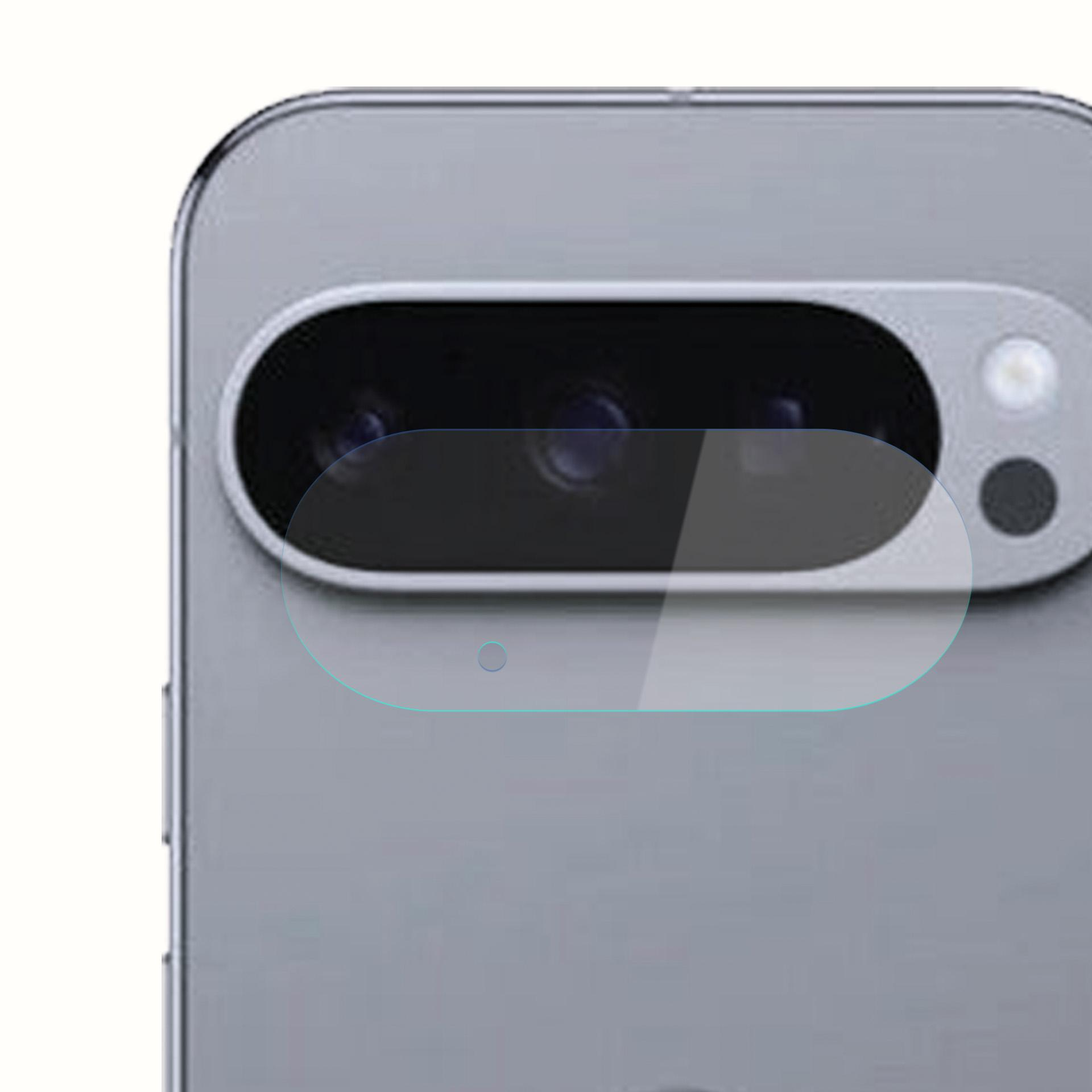 Primo piano dell'array di fotocamere di uno smartphone. Ha più obiettivi, un flash e uno schermo protettivo in vetro.