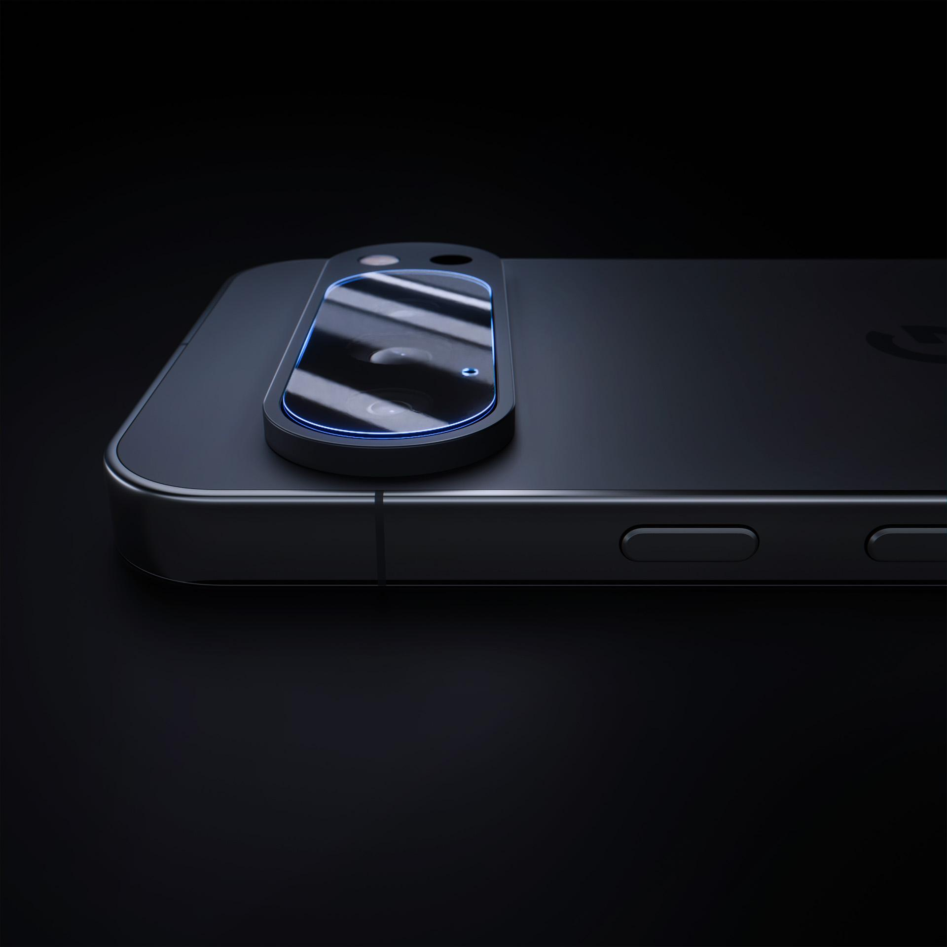 Primo piano di uno smartphone nero con un dosso della fotocamera. Il telefono è su una superficie scura.