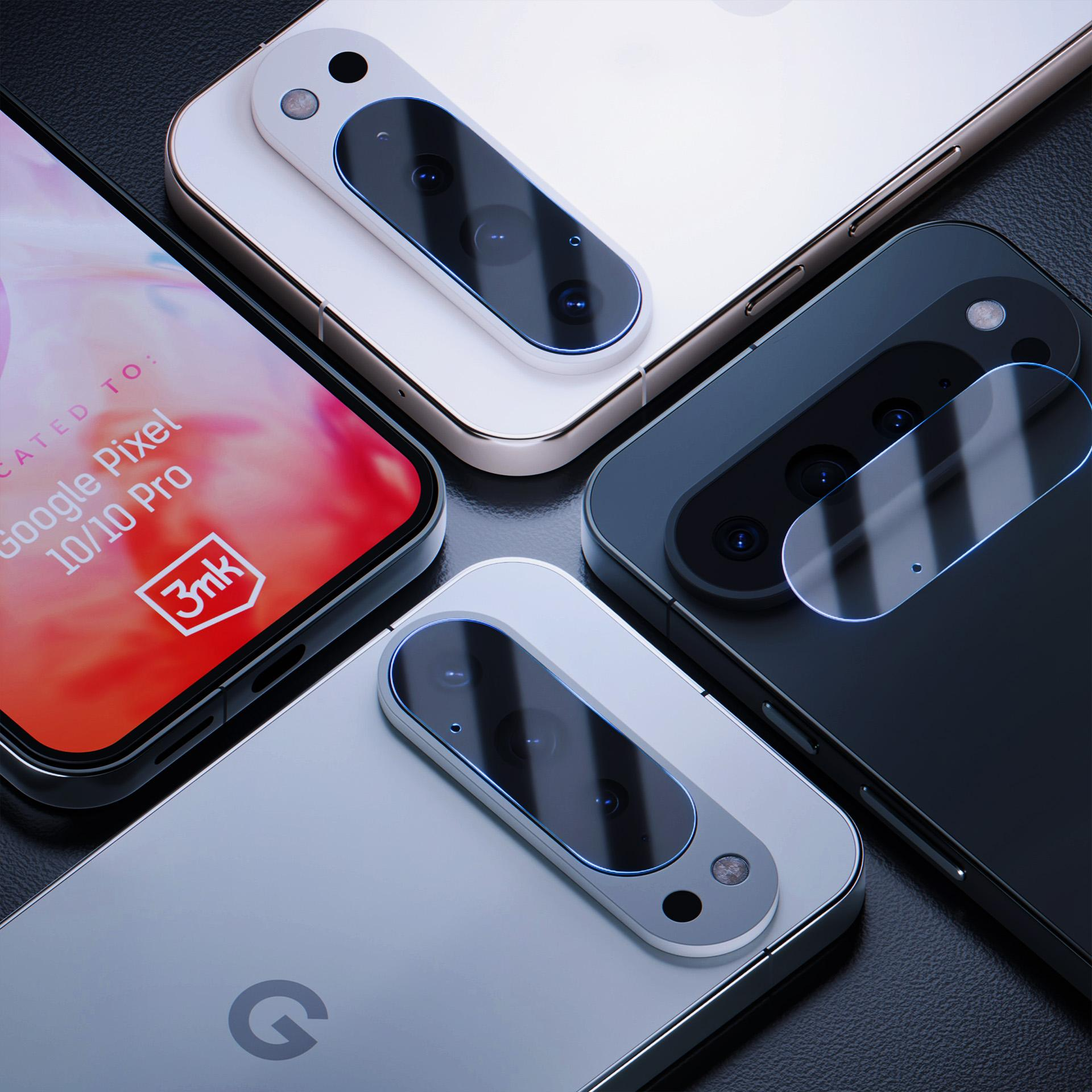 Quattro smartphone con protuberanze della fotocamera sono disposti. Gli schermi mostrano un testo che indica un Google Pixel 10/10 Pro. Lo sfondo è scuro.