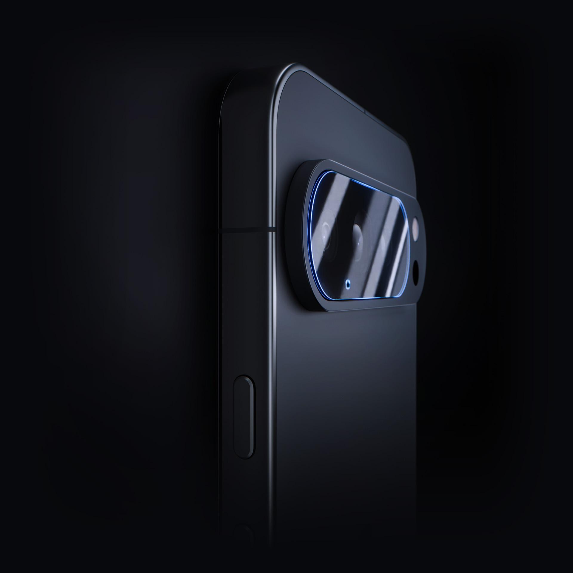 Primo piano di uno smartphone nero con un modulo fotocamera prominente con accenti blu, su sfondo scuro.