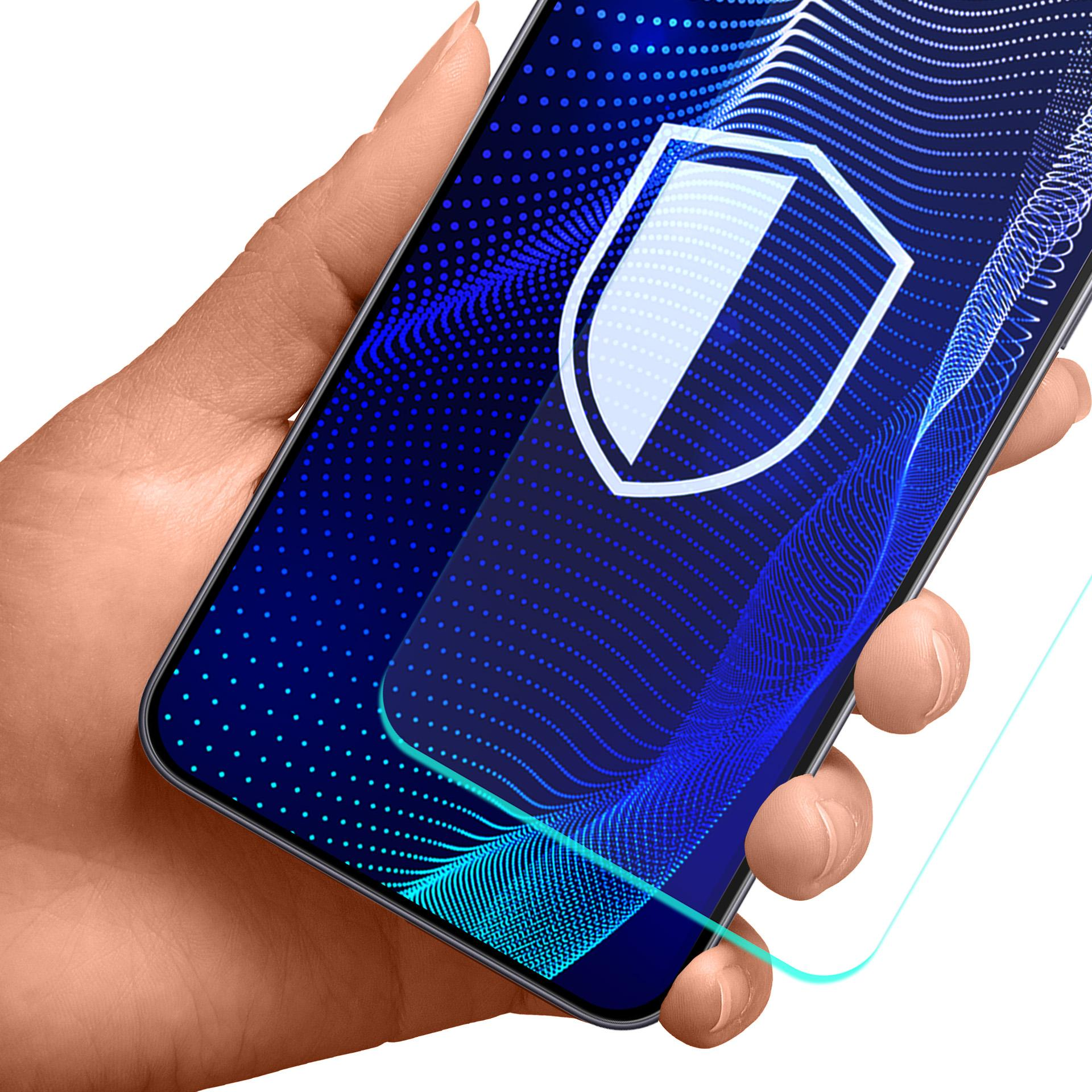 Dłoń trzymająca smartfon z ikoną tarczy na ekranie, otoczona niebieskimi kropkami i liniami.