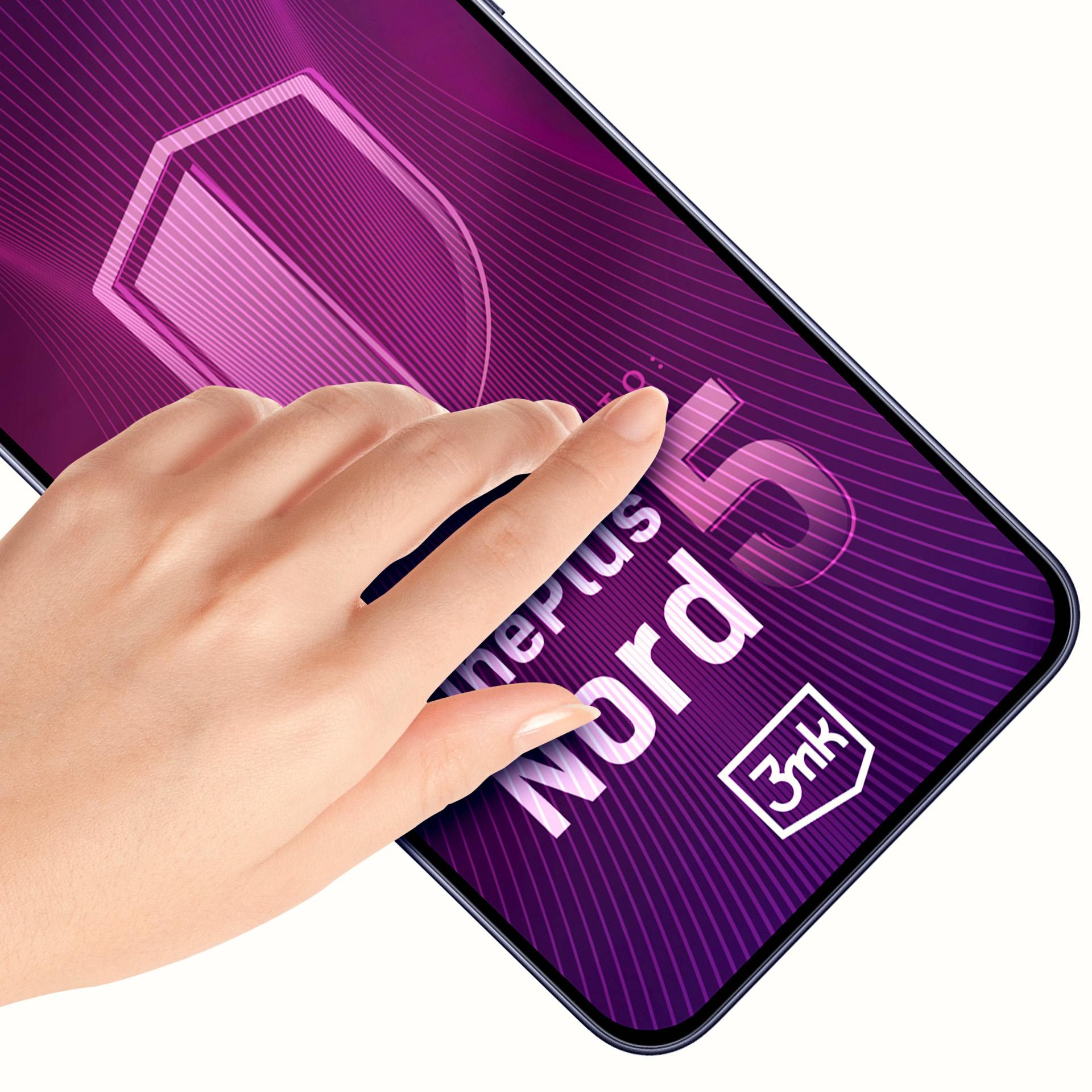 Una mano tocca lo schermo di un telefono che mostra 'Nord 5'. Lo sfondo presenta linee viola e uno scudo.