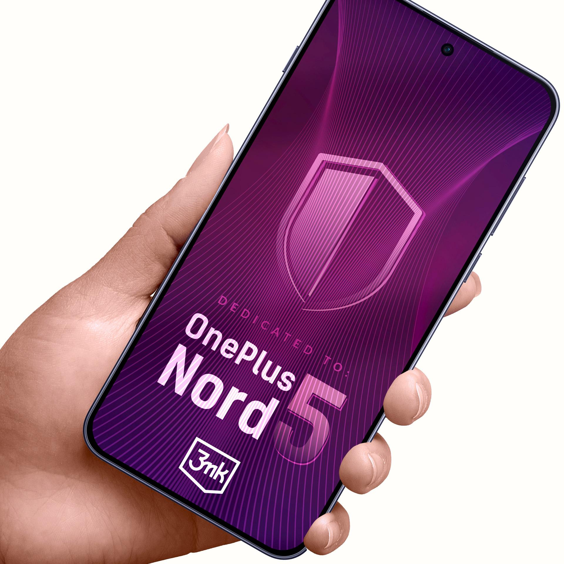 Una mano che tiene un telefono con uno schermo viola. Lo schermo mostra le parole OnePlus Nord 5 e un logo a scudo.