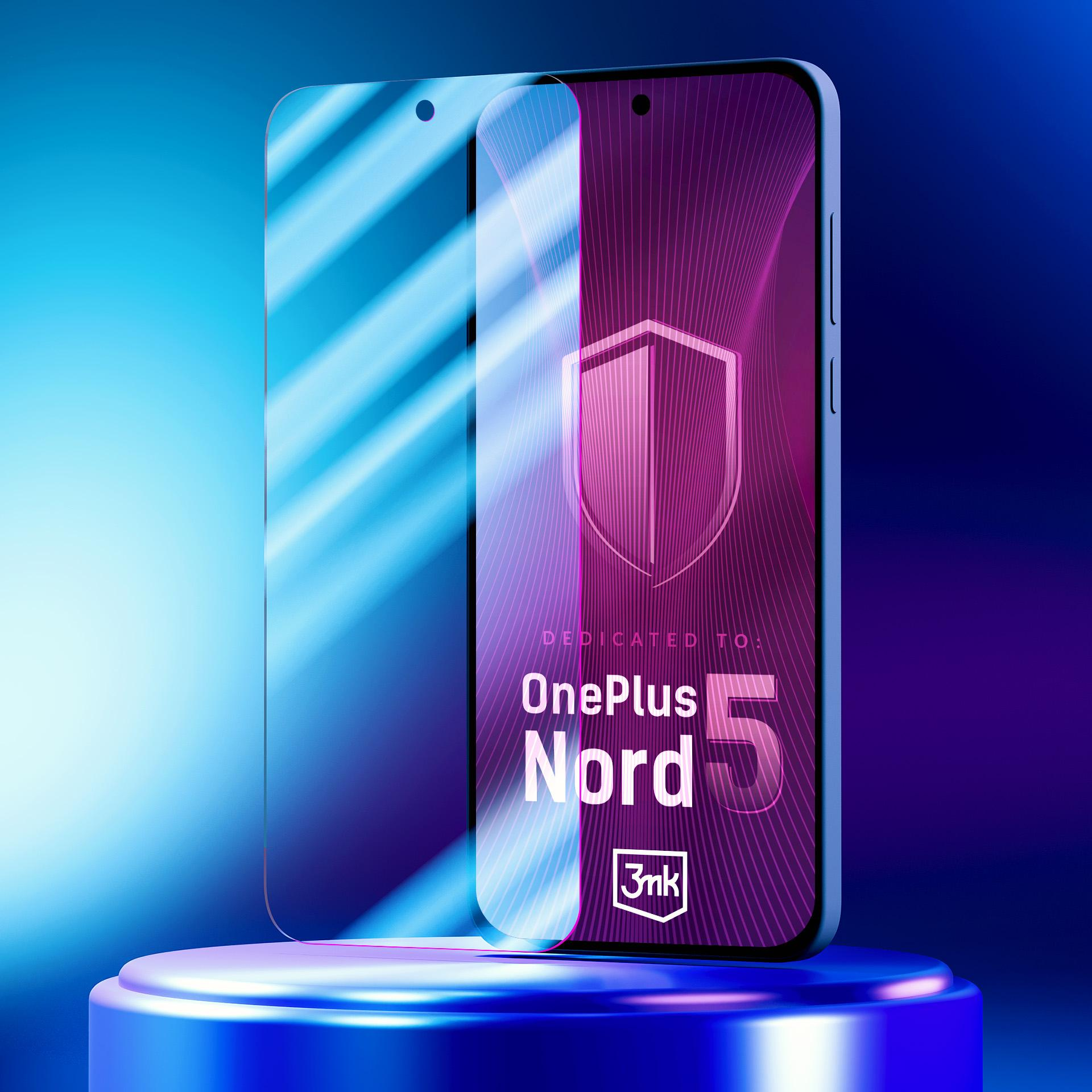 Un telefono e una protezione schermo sono su un piedistallo. Il telefono è viola con la scritta 'OnePlus Nord 5'.
