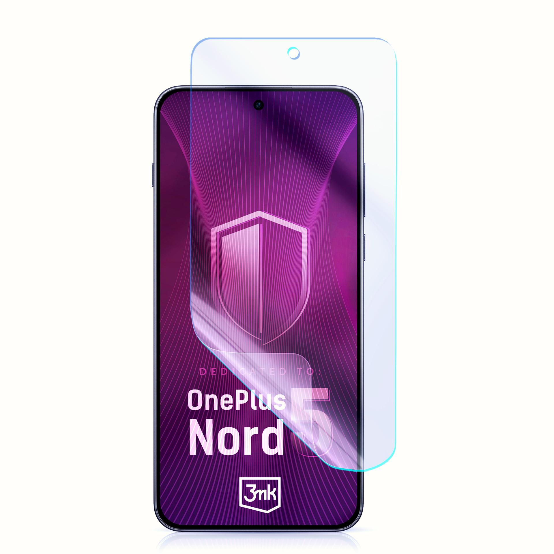 Un telefono con protezione per lo schermo. Lo schermo mostra un design viola e le parole: OnePlus Nord 5.