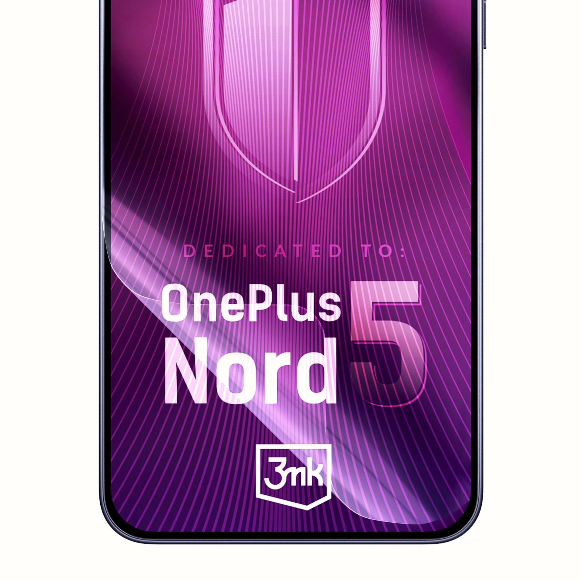 Schermo del telefono con sfondo sfumato viola, testo bianco OnePlus Nord 5. Logo scudo in alto.