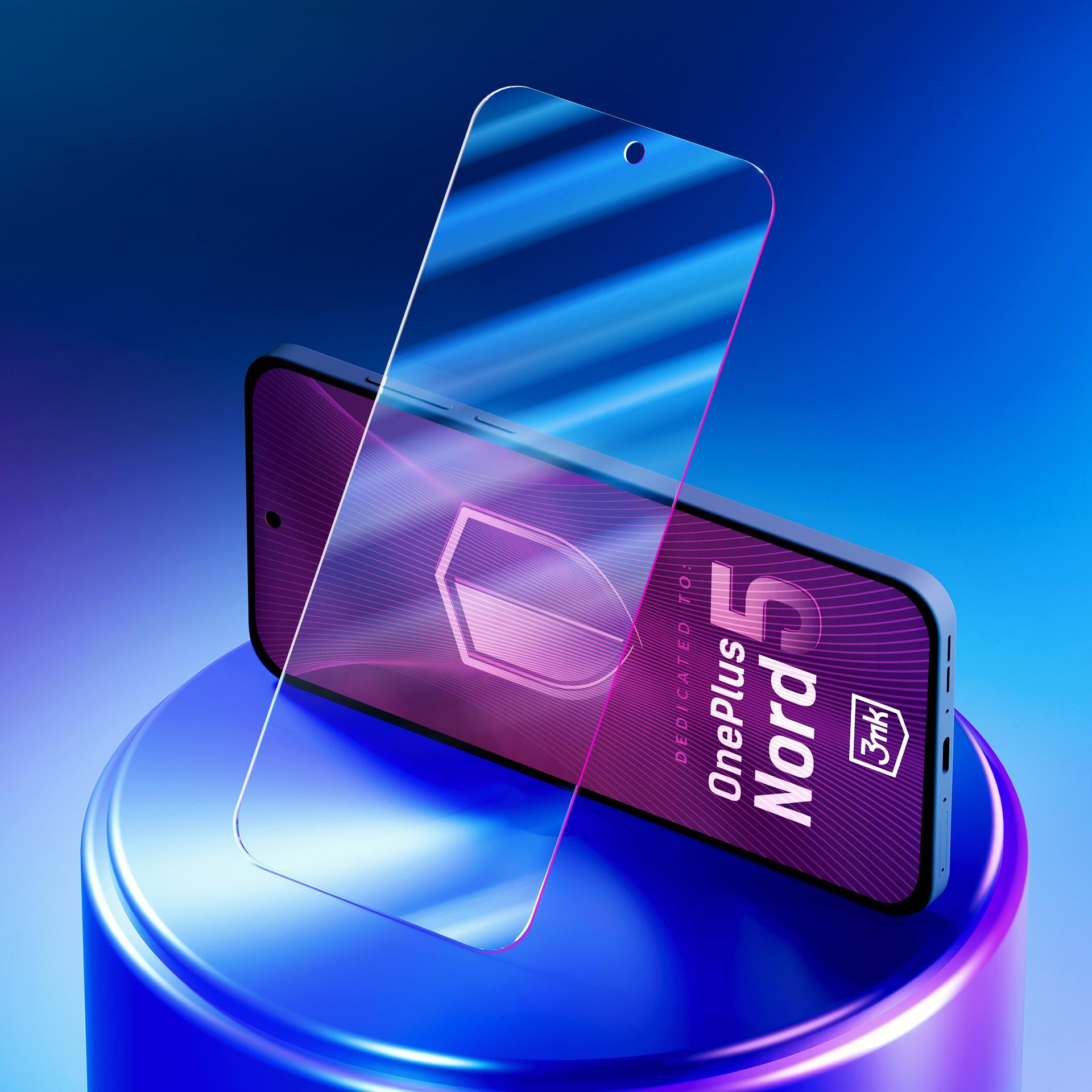 Un telefono e una protezione per lo schermo sono su un piedistallo blu. Il telefono è viola con la scritta Nord 5.