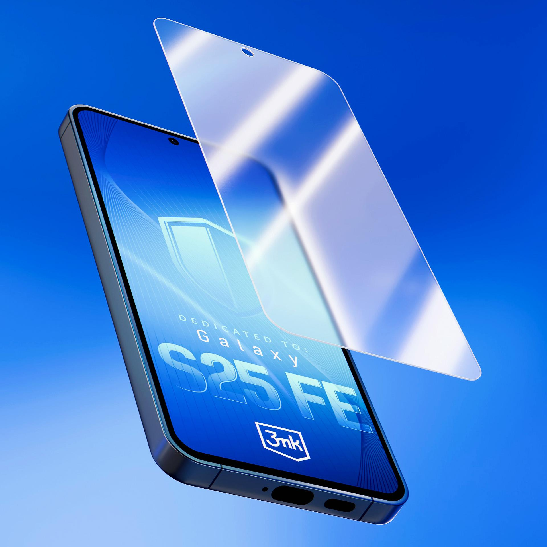 Uno smartphone con protezione schermo su sfondo blu. Il telefono mostra 'Dedicated to: Galaxy S25 FE'.
