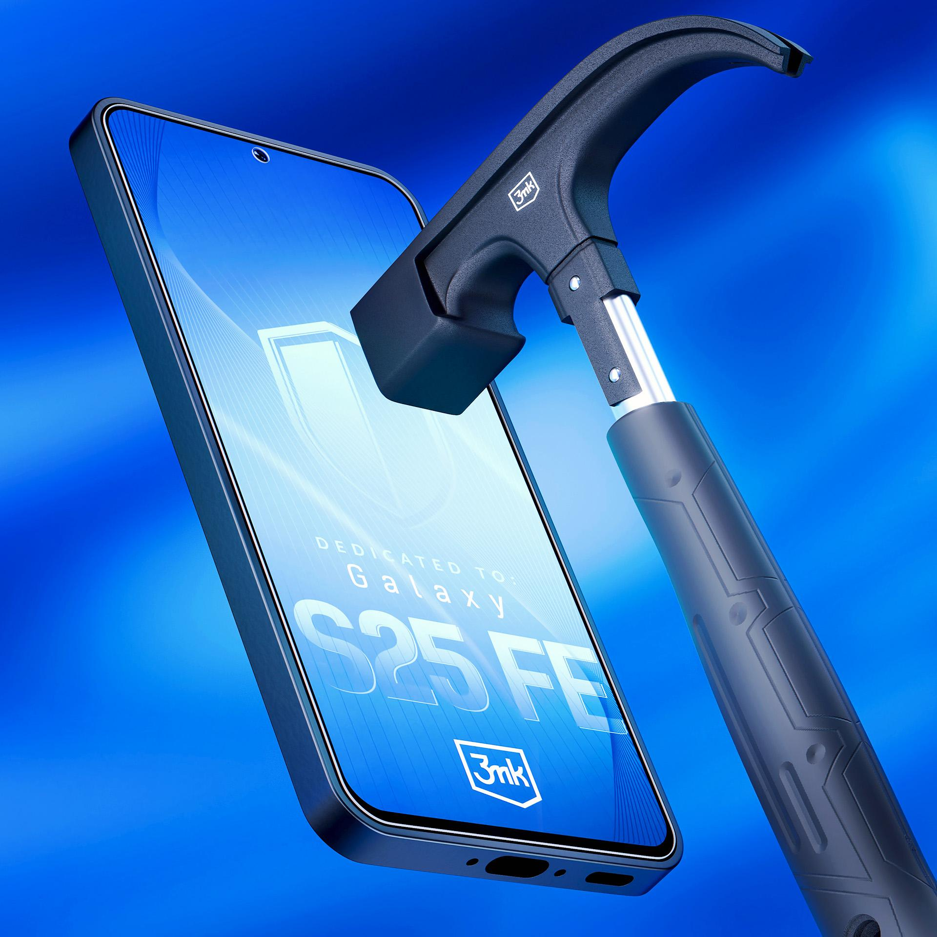 Uno schermo del telefono viene colpito da un martello. Il testo sul telefono dice 'Dedicated to Galaxy S25 FE'. Sfondo blu.