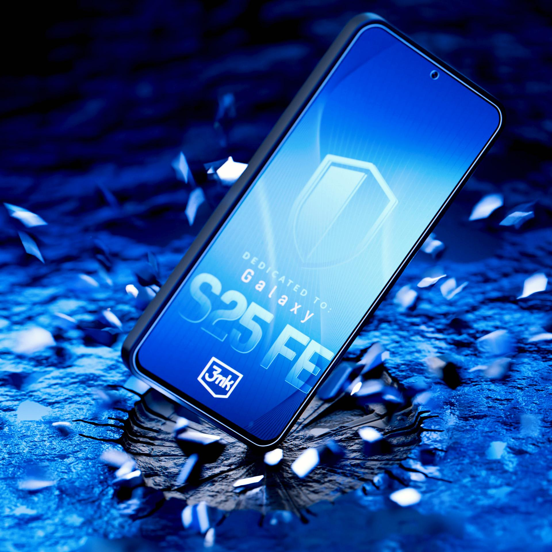 Un telefono blu con la scritta 'S25 FE' e un logo a scudo che rompe una superficie con frammenti, sfondo blu.