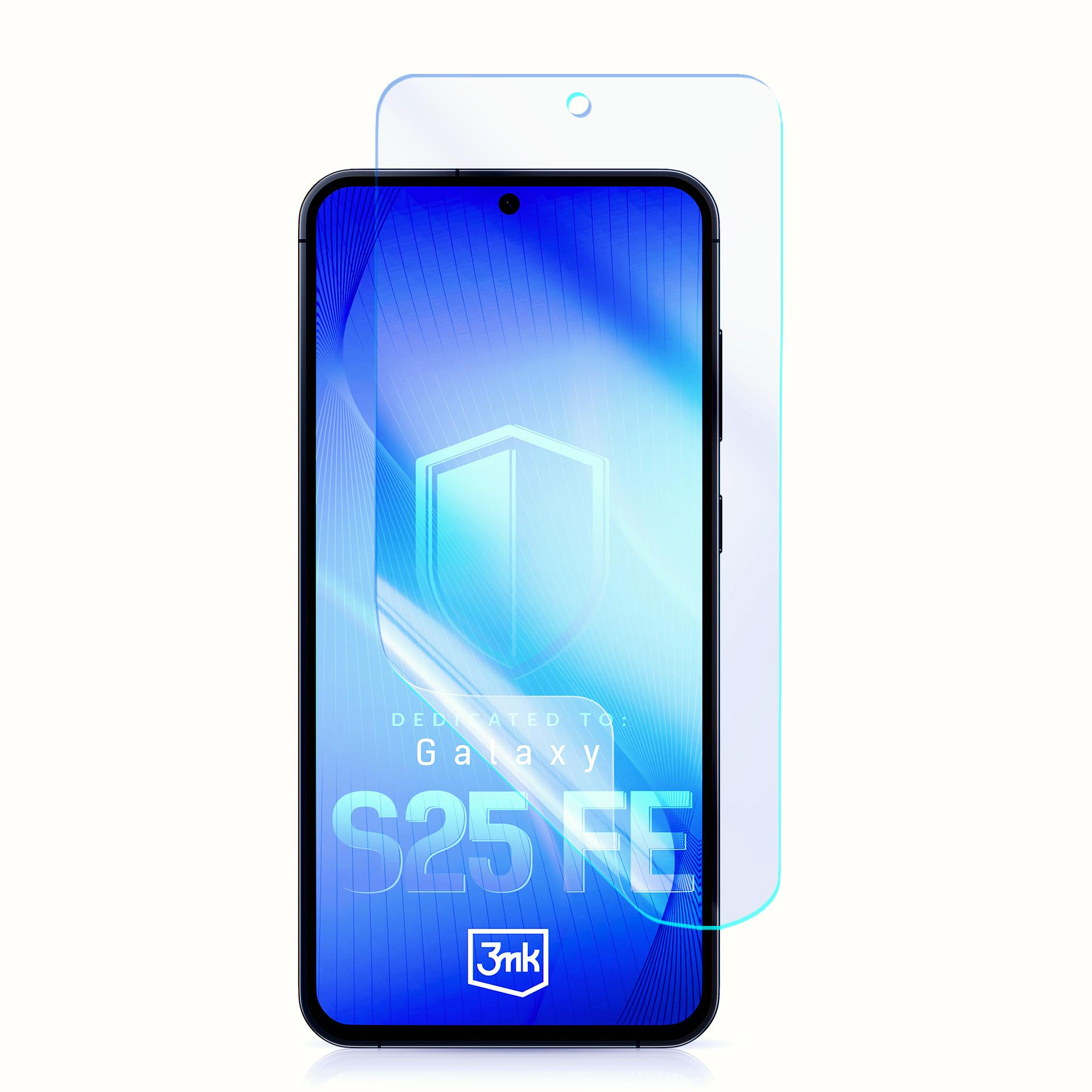 Un telefono con una protezione per lo schermo. Lo schermo mostra un logo a scudo e le parole S25 FE.