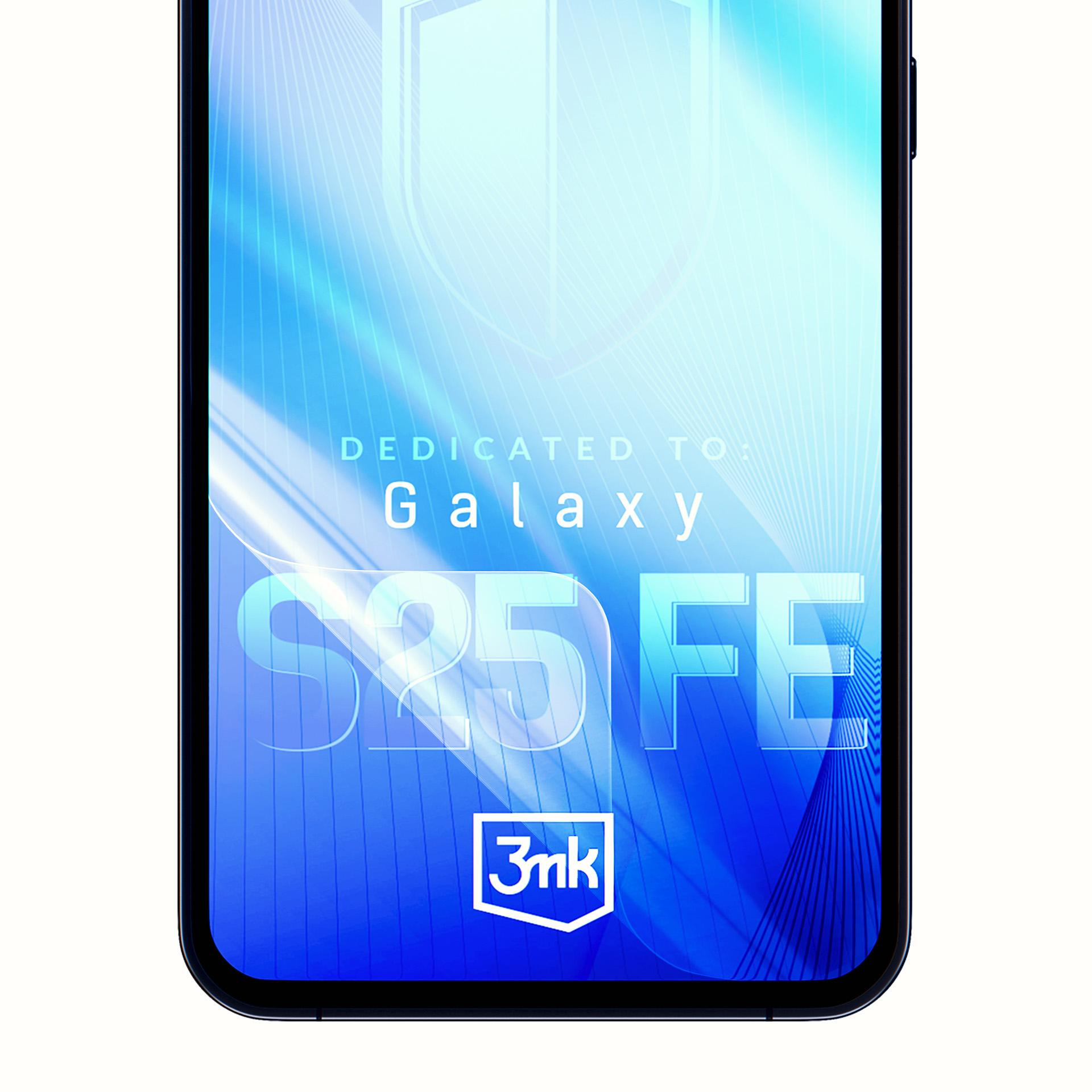 Schermo del telefono con sfumatura blu, scudo e testo: Dedicated to Galaxy S25 FE. Logo 3mk in basso.