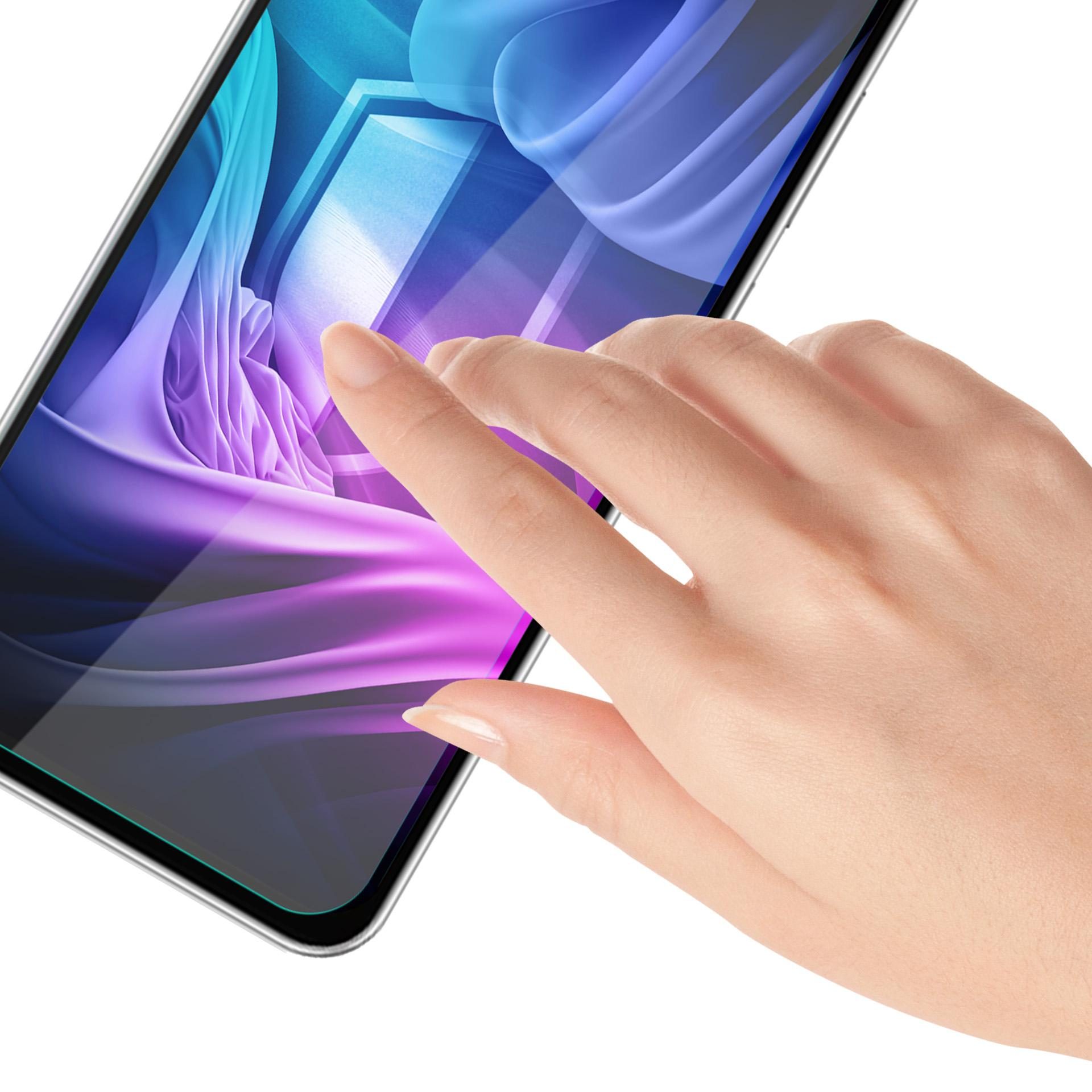 Una mano tocca lo schermo di uno smartphone. Lo schermo mostra un design astratto colorato. Sfondo bianco.
