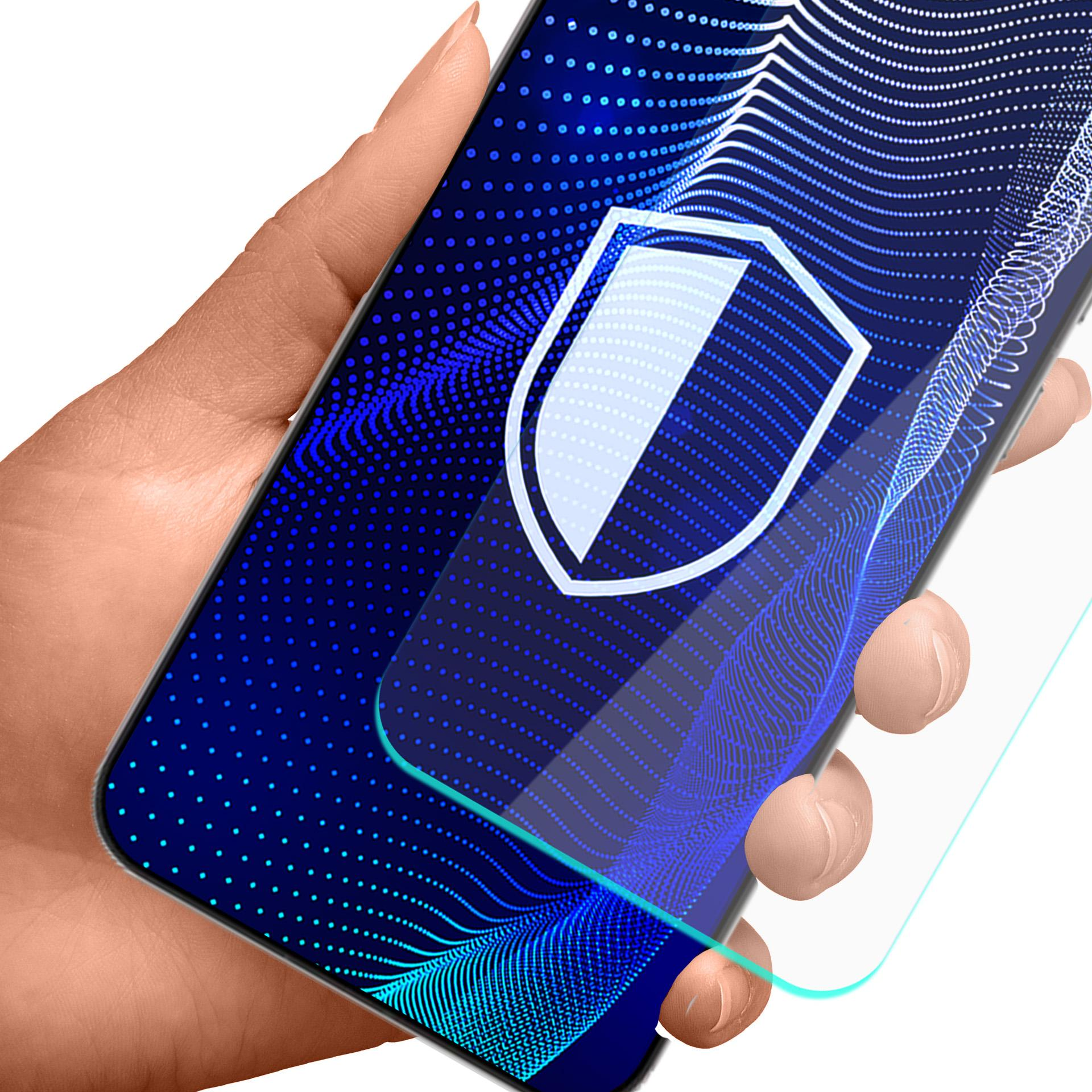 Dłoń trzyma smartfon z ikoną tarczy, pokazując koncepcję bezpieczeństwa danych.
