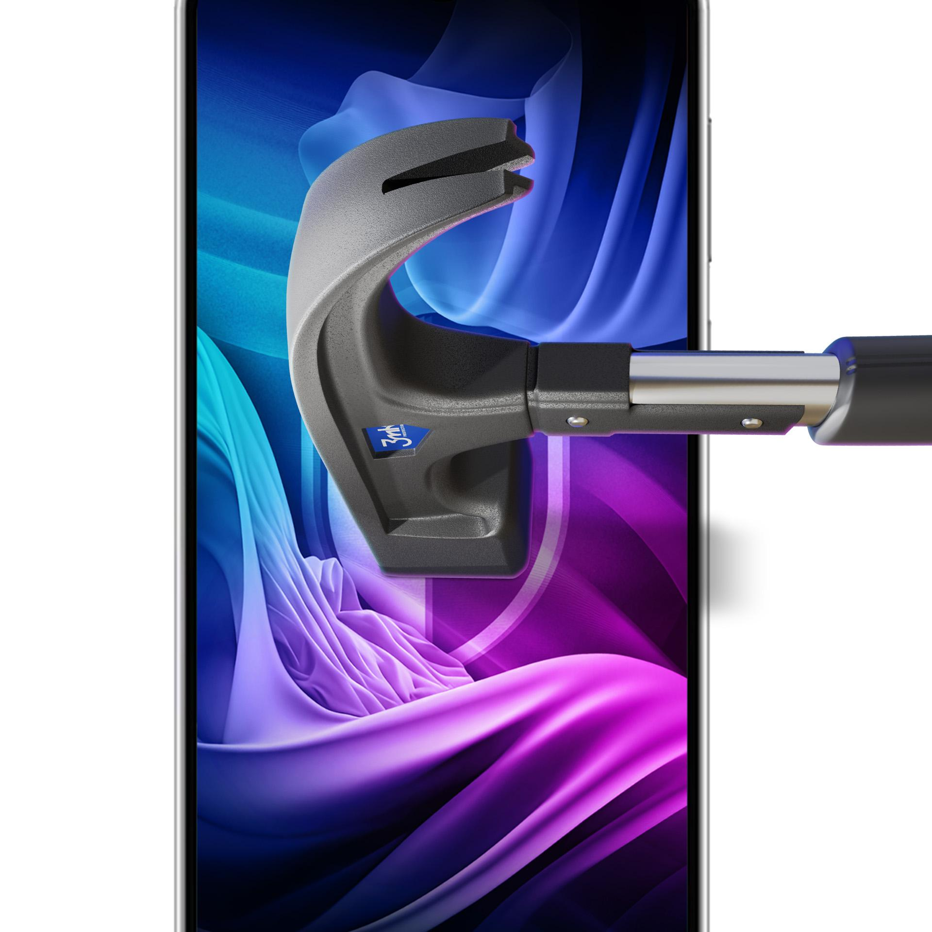 Un telefono in fase di test con uno strumento. Lo strumento è posizionato sul telefono, lo sfondo è colorato.