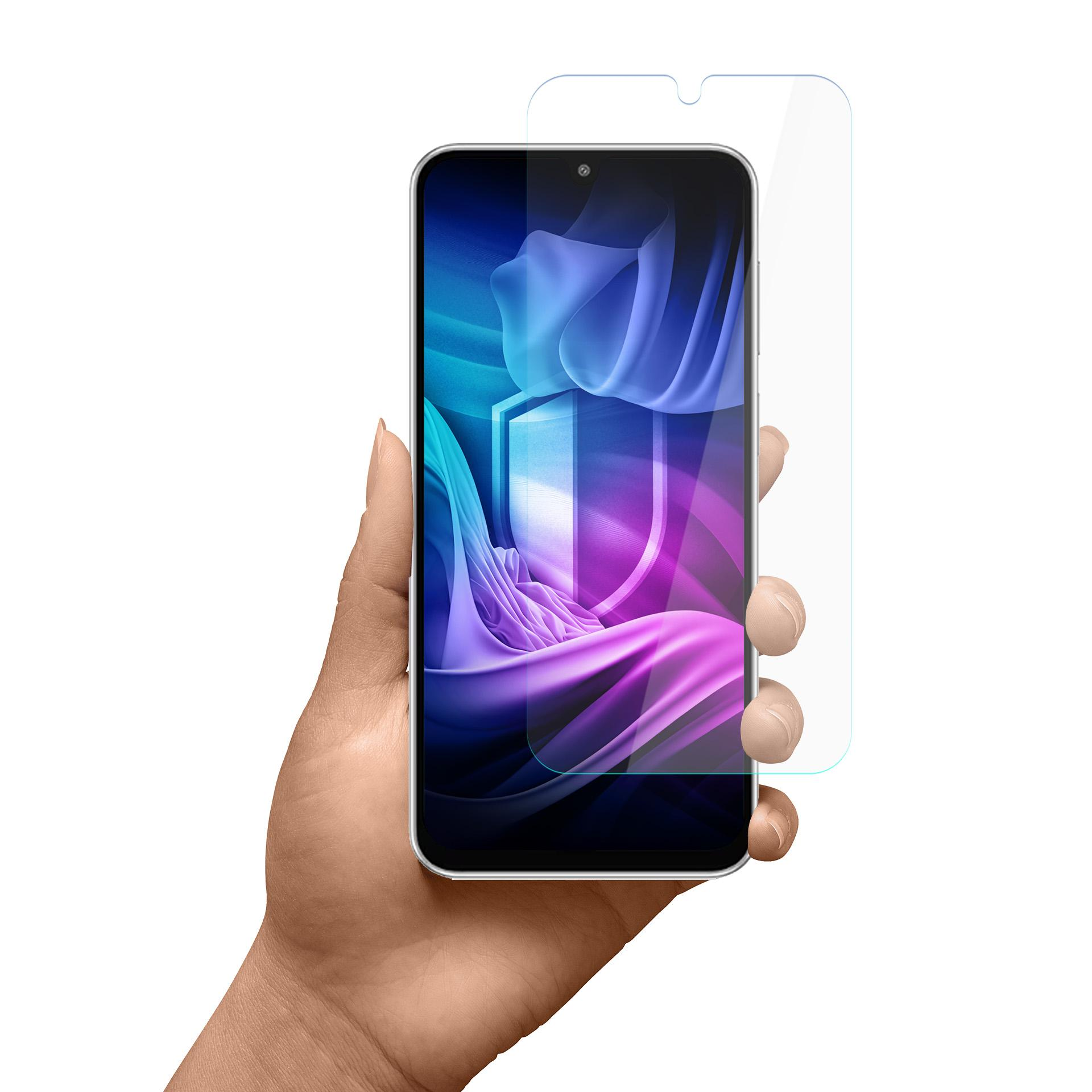 Una mano tiene uno smartphone con protezione schermo. Lo schermo mostra forme astratte blu, viola e bianche.