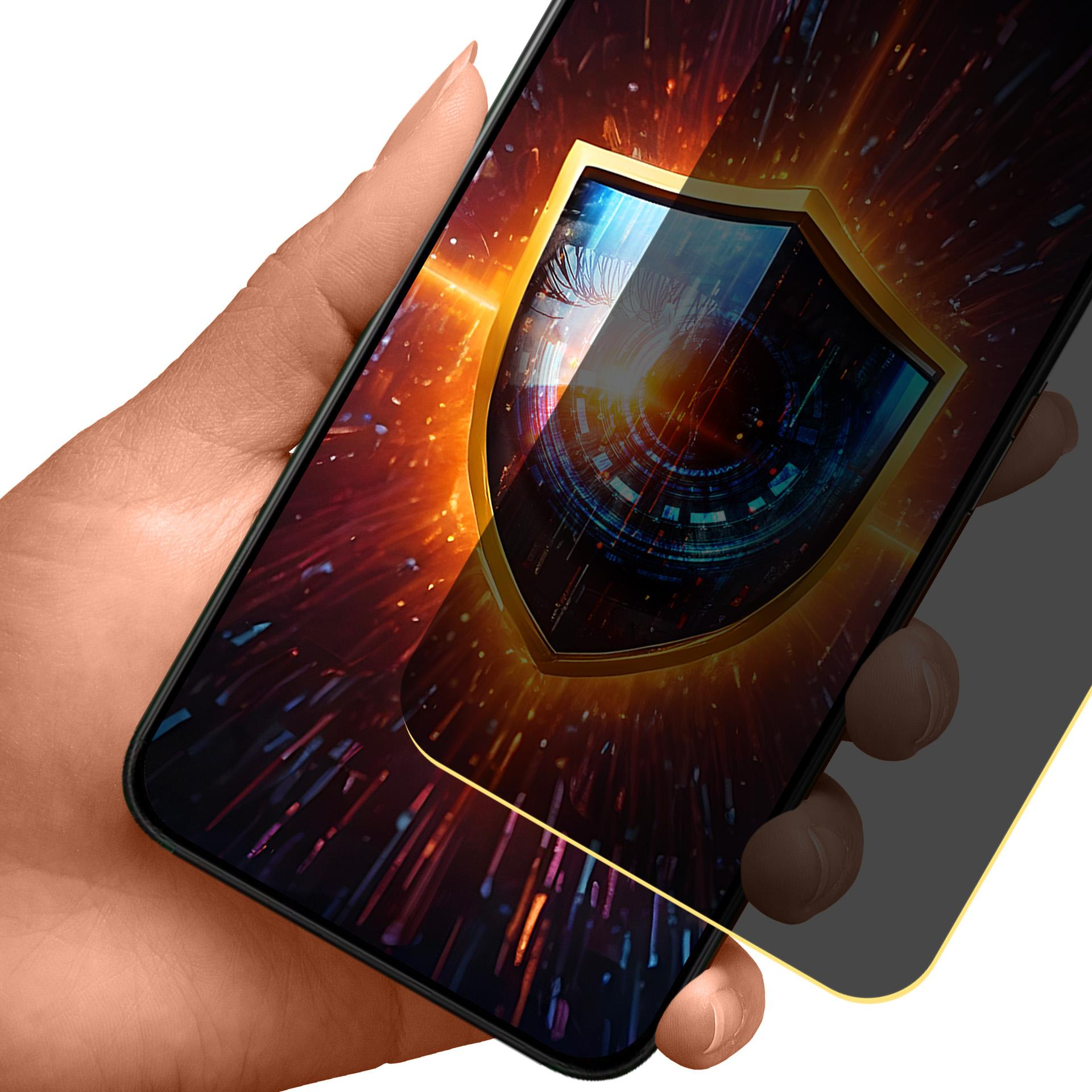 Mano che tiene smartphone con icona scudo dorata sullo schermo, che rappresenta sicurezza e protezione.